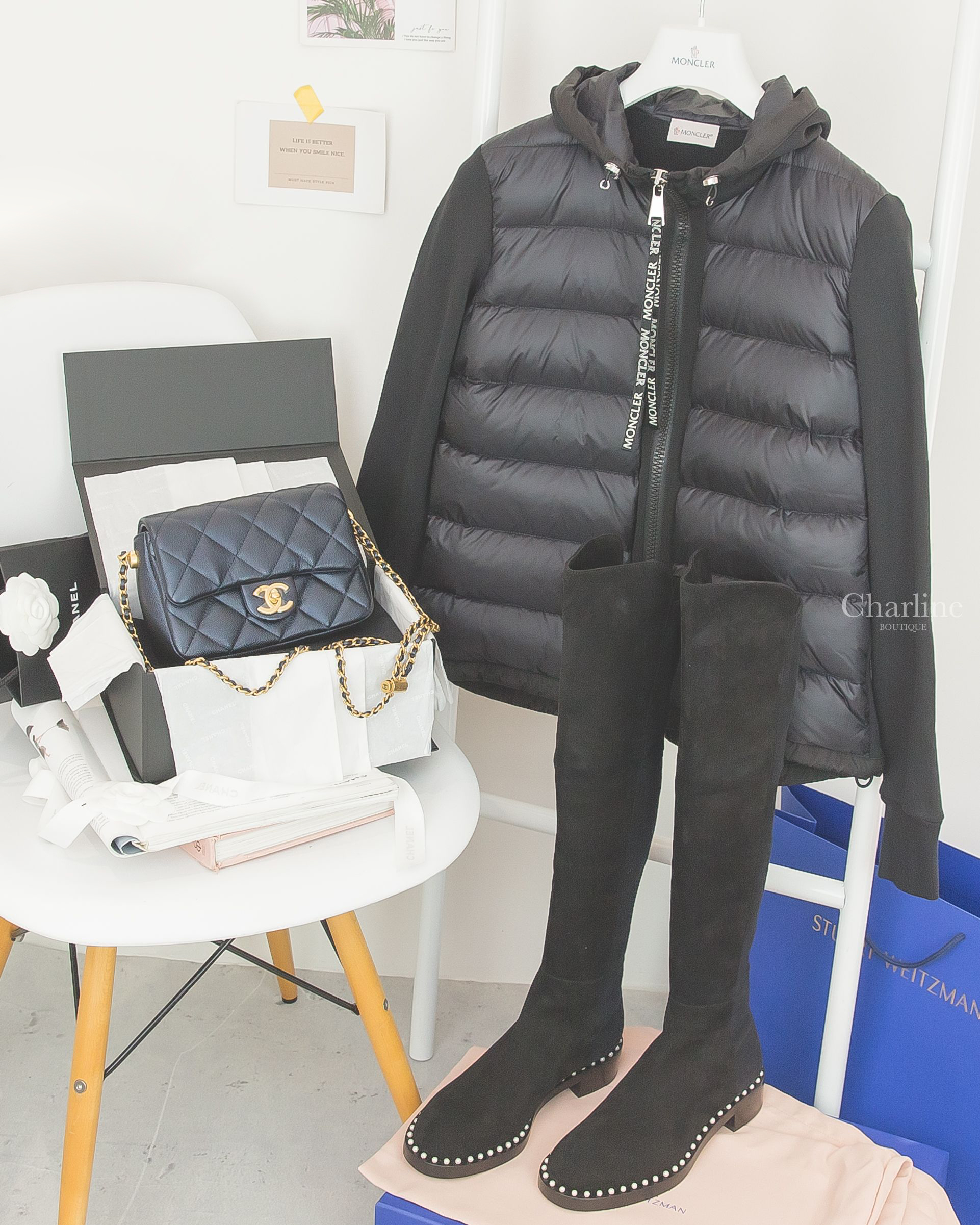 Stuart Weitzman 黑色麂皮白色珍珠滾邊低跟長靴,Chanel 幻彩黑金CC可調金色束釦鏈帶荔枝零格紋肩背包,Moncler 黑色拼接棉質連帽拉鍊口袋輕羽絨外套-Charline Boutique 精品代購