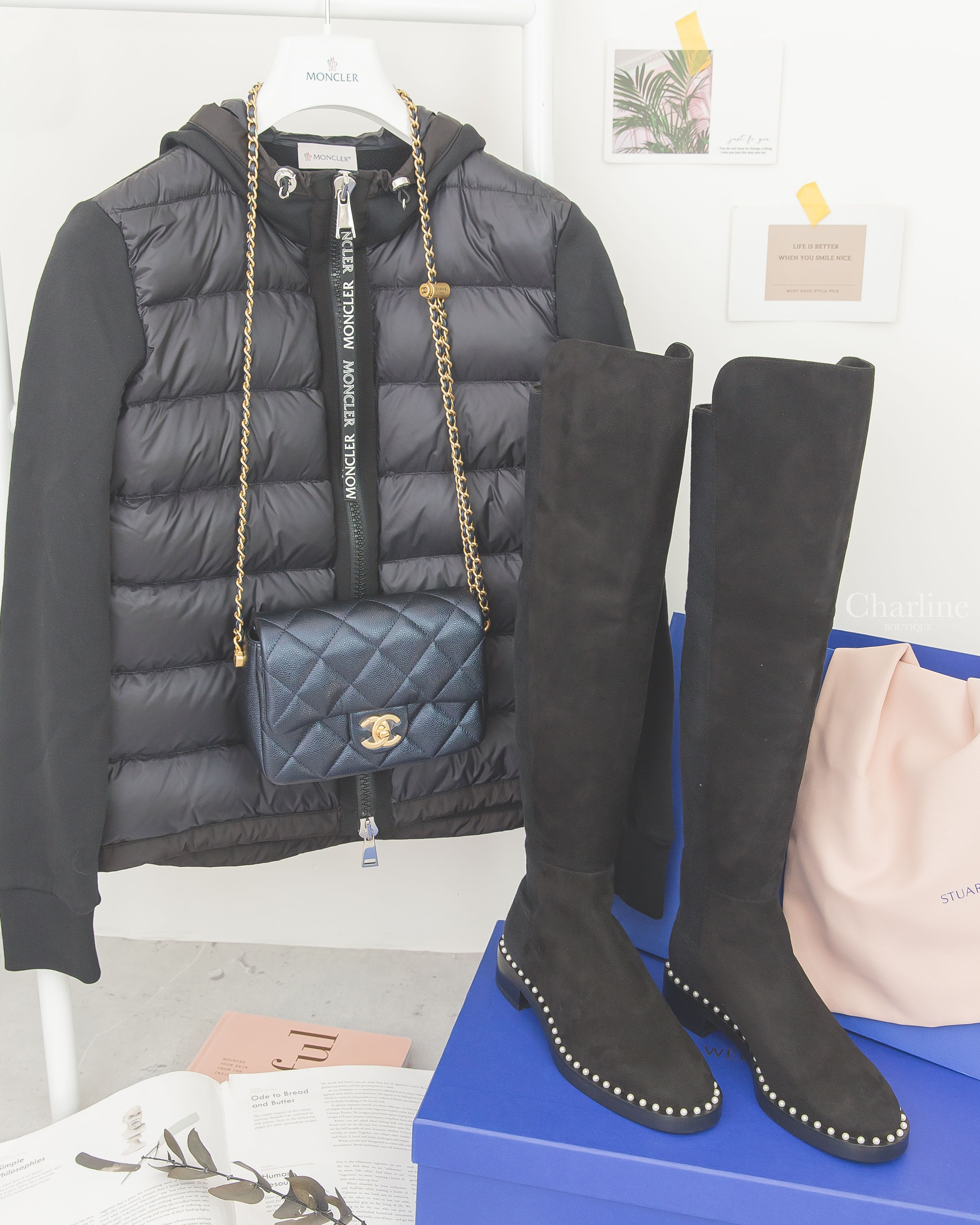 Stuart Weitzman 黑色麂皮白色珍珠滾邊低跟長靴,Chanel 幻彩黑金CC可調金色束釦鏈帶荔枝零格紋肩背包,Moncler 黑色拼接棉質連帽拉鍊口袋輕羽絨外套-Charline Boutique 精品代購