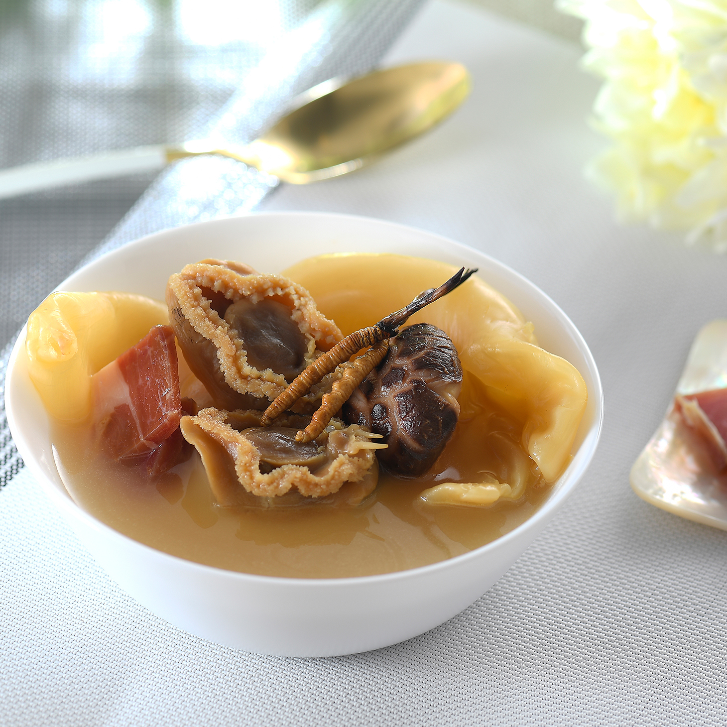 蟲草鮑魚冬菇花膠湯