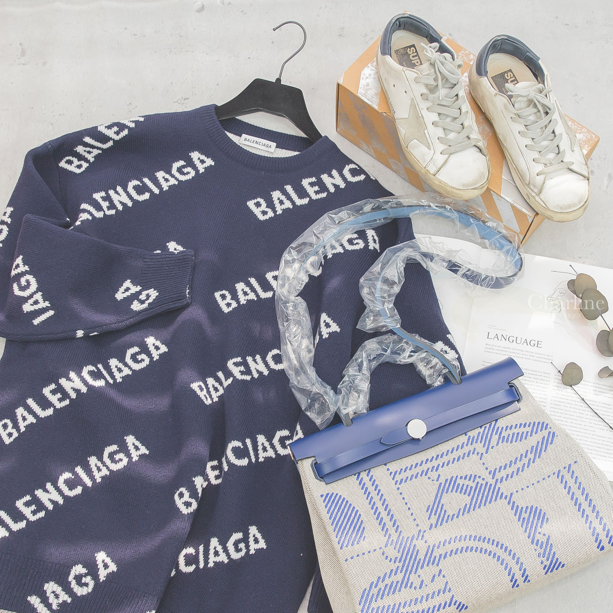 Balenciaga Allover Logo Crewneck 海軍藍滿版白色Logo羊毛混紡長版長袖毛衣,Hermès Herbag Zip 31cm 法國藍/黑色/藍寶石色馬轡圖騰銀釦手提肩背包-Charline Boutique 精品代購