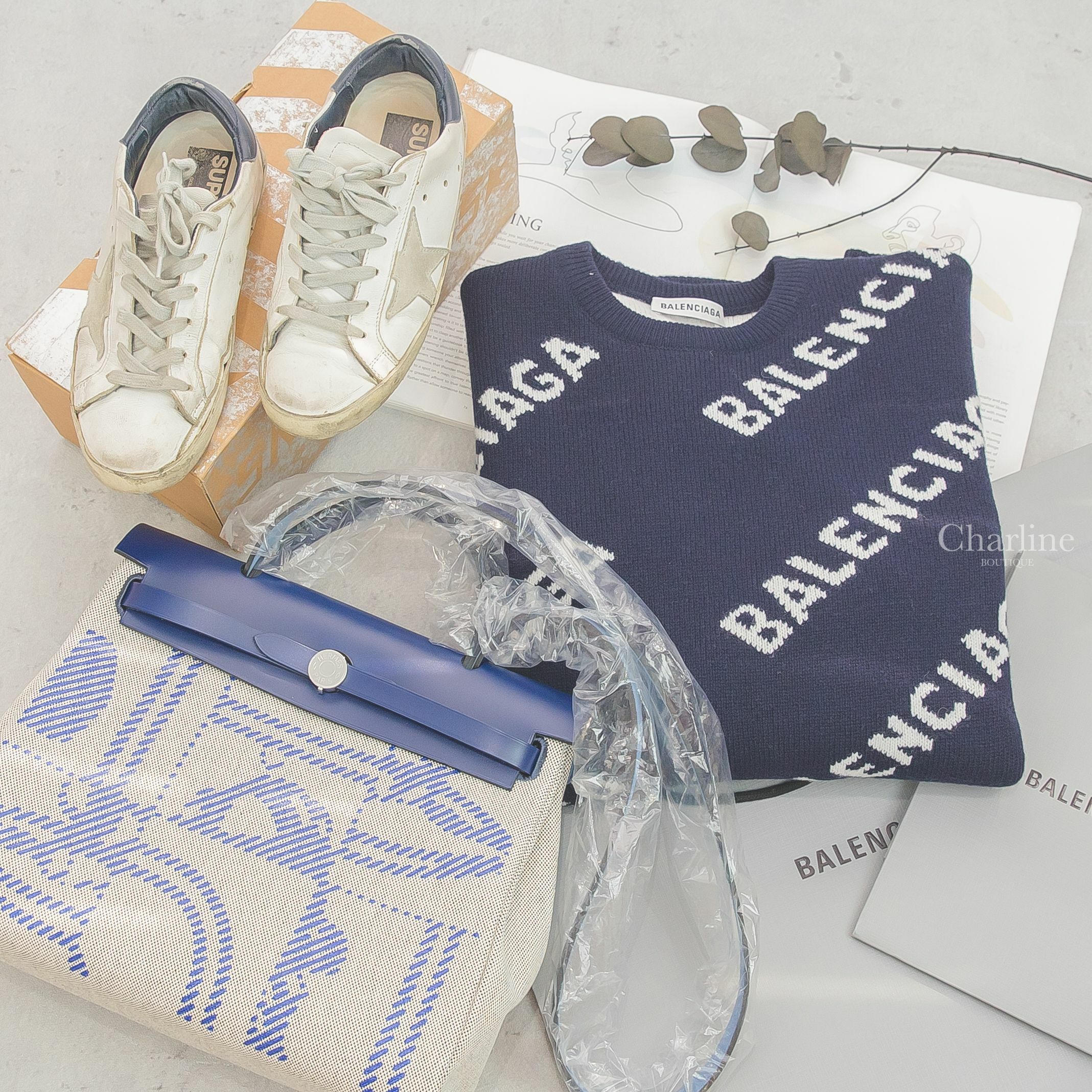 Balenciaga Allover Logo Crewneck 海軍藍滿版白色Logo羊毛混紡長版長袖毛衣,Hermès Herbag Zip 31cm 法國藍/黑色/藍寶石色馬轡圖騰銀釦手提肩背包-Charline Boutique 精品代購