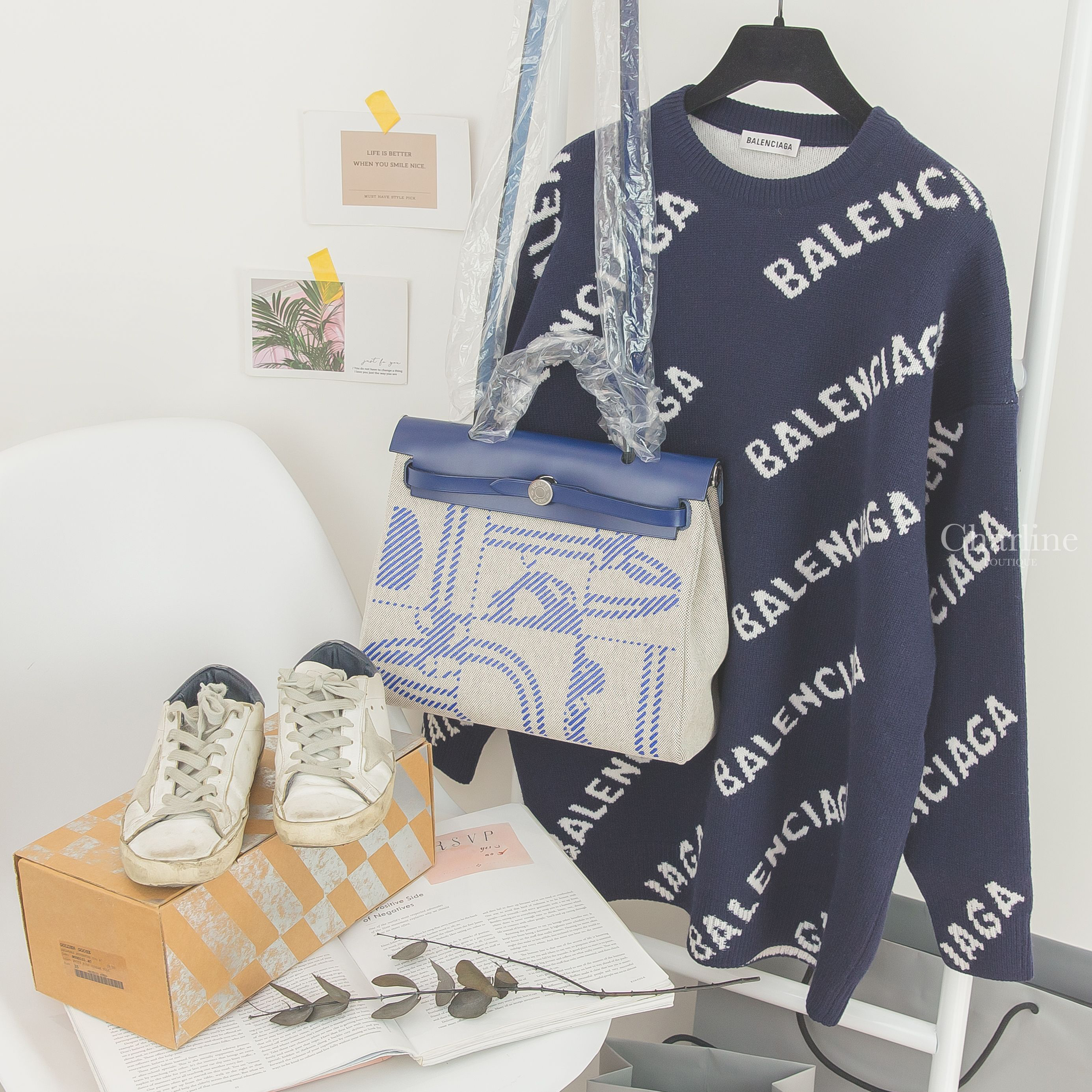 Balenciaga Allover Logo Crewneck 海軍藍滿版白色Logo羊毛混紡長版長袖毛衣,Hermès Herbag Zip 31cm 法國藍/黑色/藍寶石色馬轡圖騰銀釦手提肩背包-Charline Boutique 精品代購