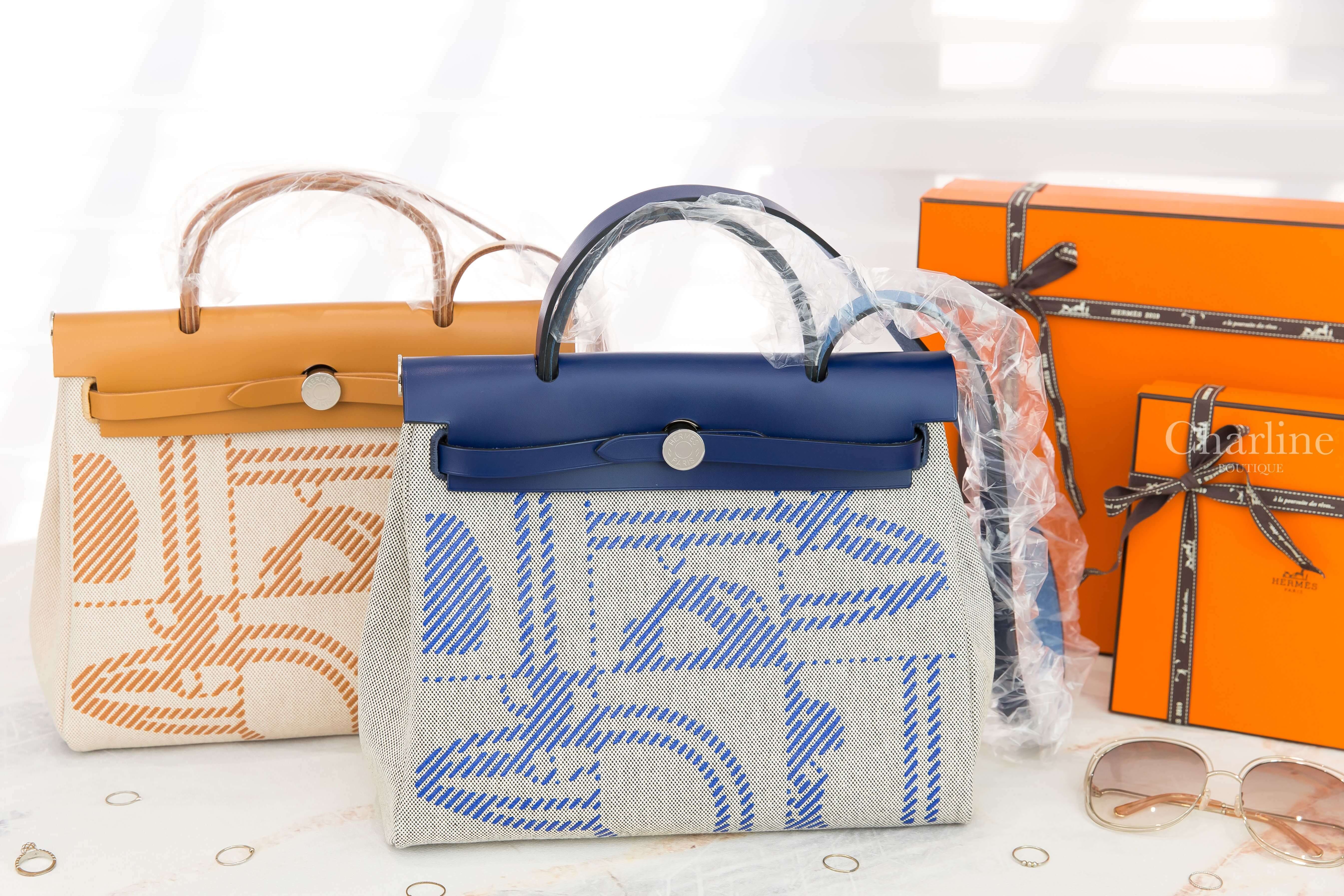 Hermès Herbag Zip 31cm 法國藍/黑色/藍寶石色馬轡圖騰銀釦手提肩背包,Hermès Herbag Zip 31cm 自然沙色/淺褐米色馬轡圖騰銀釦手提肩背包-Charline Boutique 精品代購
