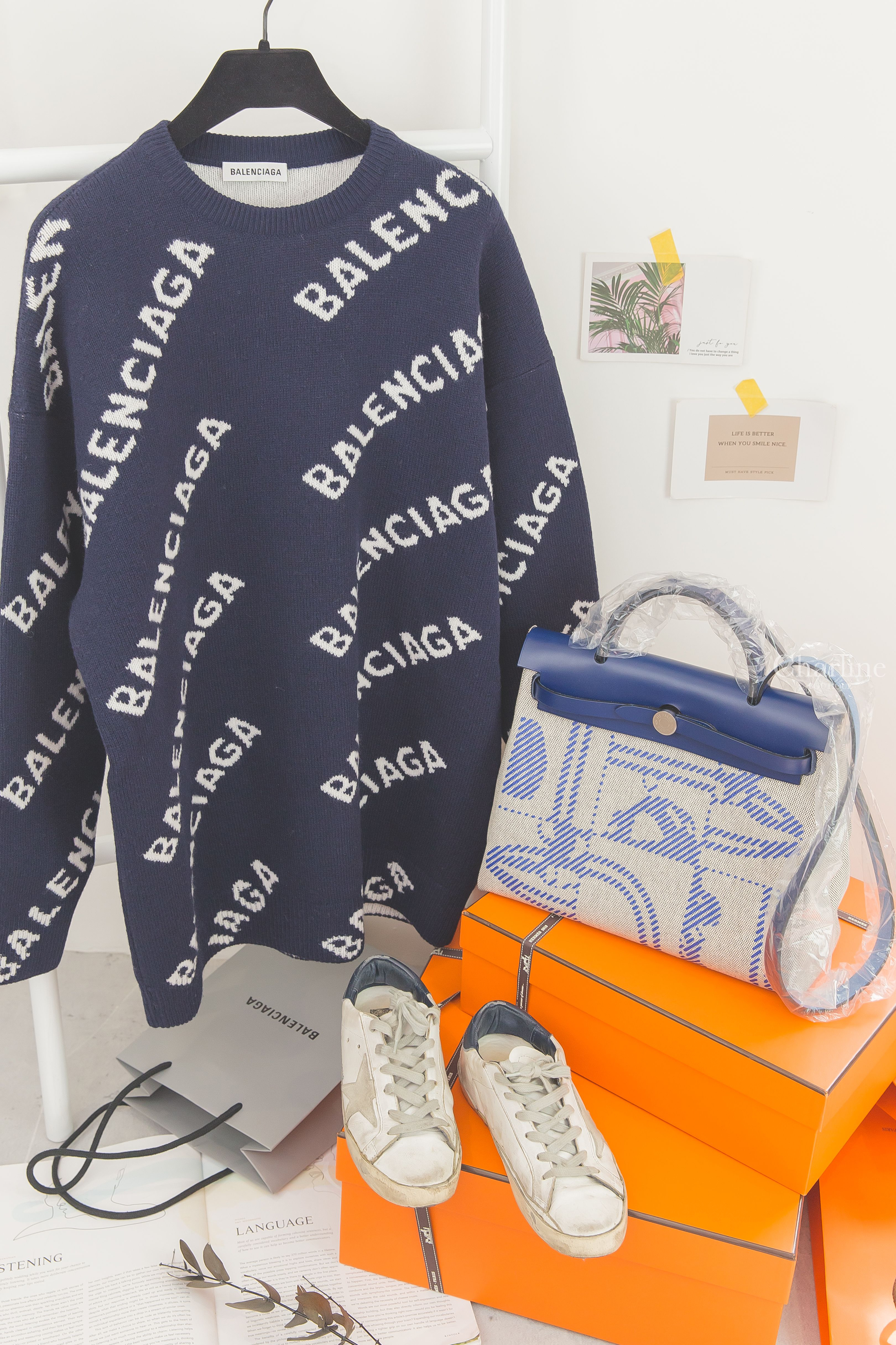 Balenciaga Allover Logo Crewneck 海軍藍滿版白色Logo羊毛混紡長版長袖毛衣,Hermès Herbag Zip 31cm 法國藍/黑色/藍寶石色馬轡圖騰銀釦手提肩背包-Charline Boutique 精品代購