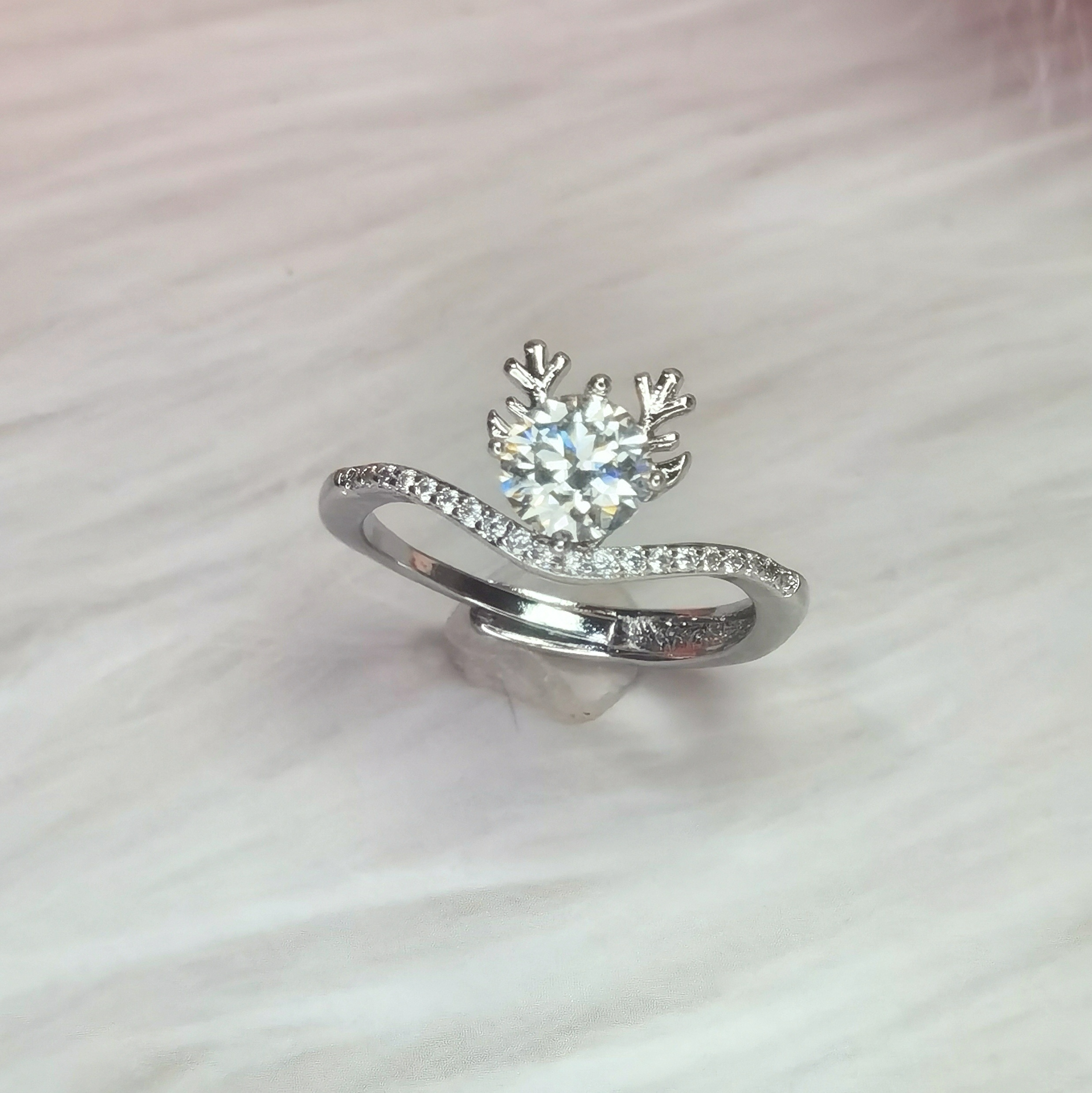 1卡圓莫桑鑽4爪鹿角戒指R1C007