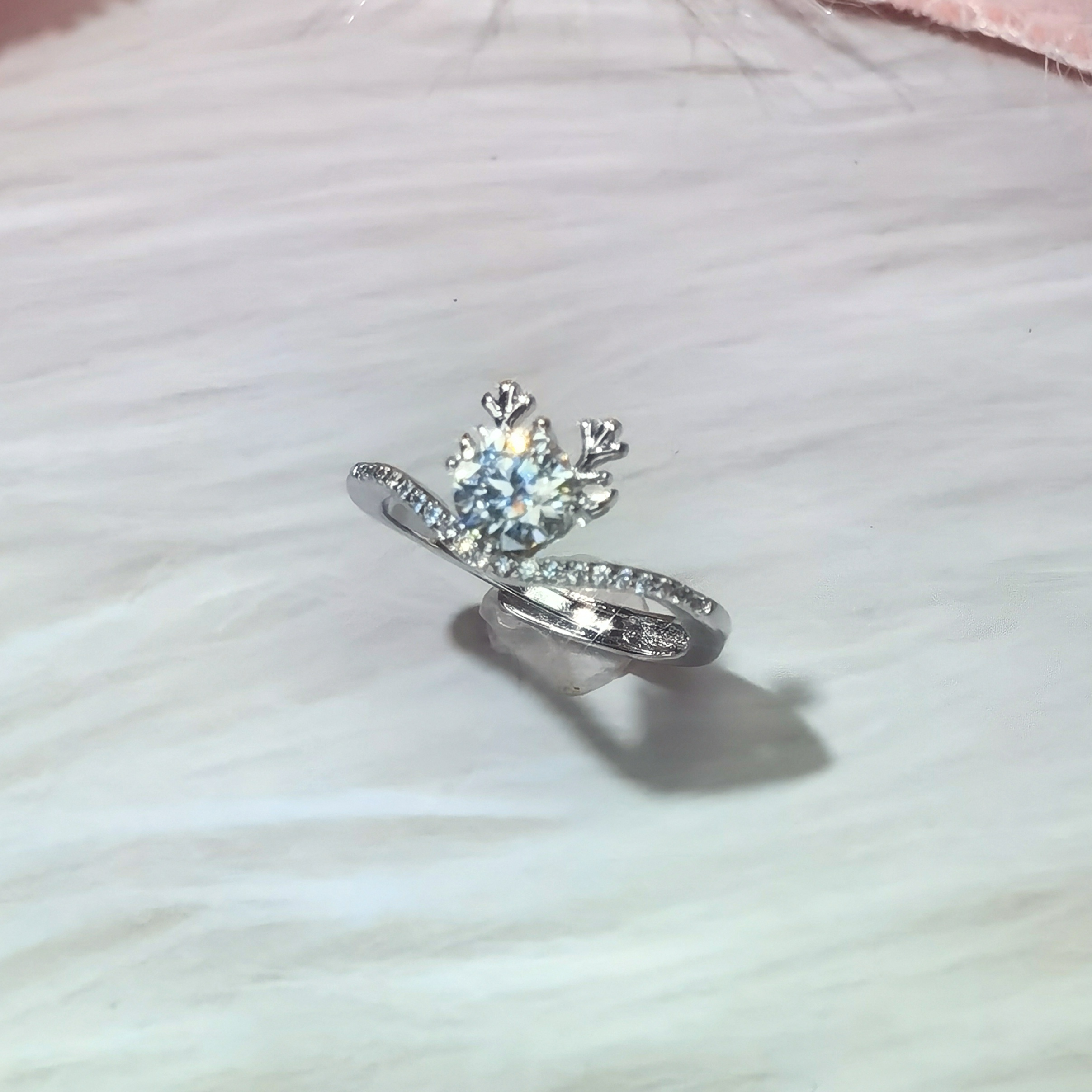 1卡圓莫桑鑽4爪鹿角戒指R1C007