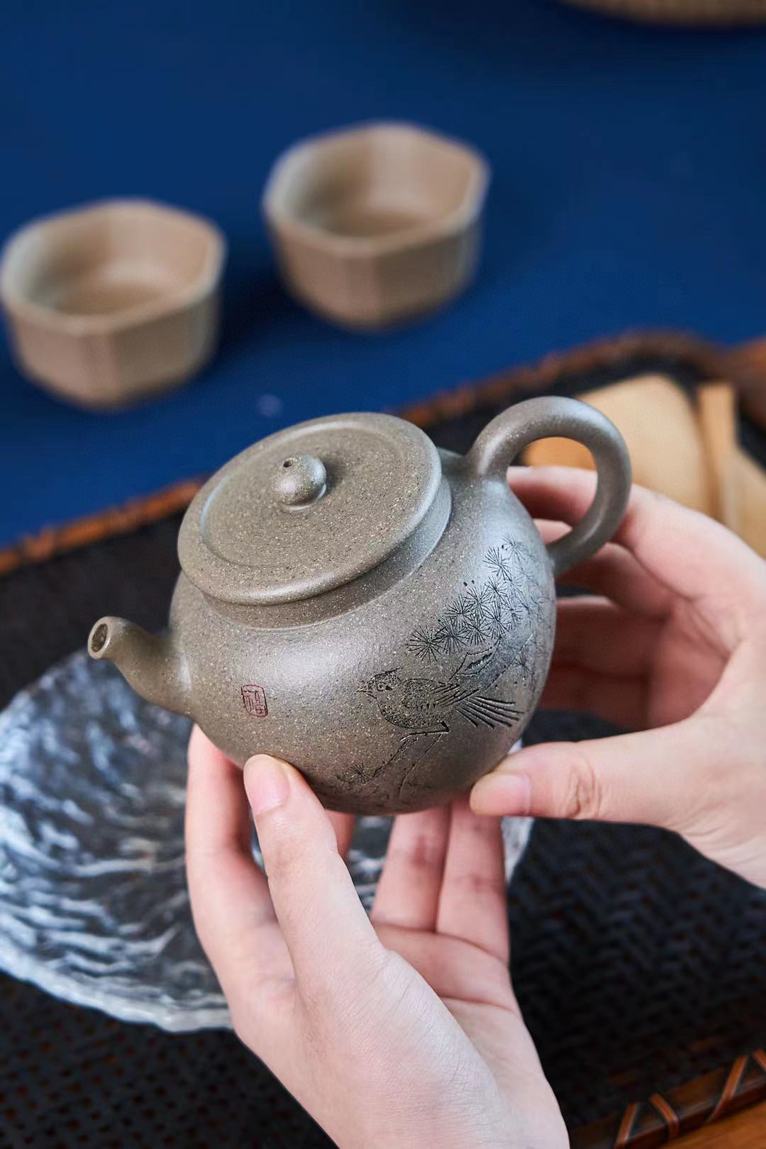 【瓦集】-- 此壺是經典的陶器造型，壺身似壇，壺蓋內嵌，氣密甚佳，一壺兩杯。