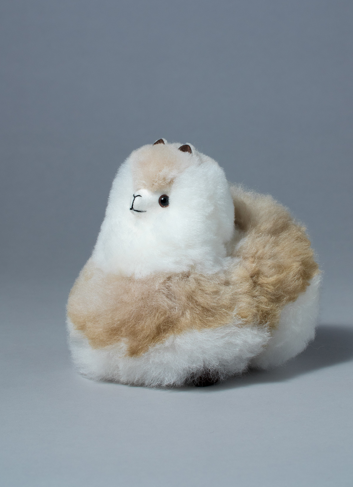 【秘魯國家館】ST.MALO 秘魯工匠手工原生羊駝毛仿真羊駝家飾娃娃15CM-2187UA-北歐雪松