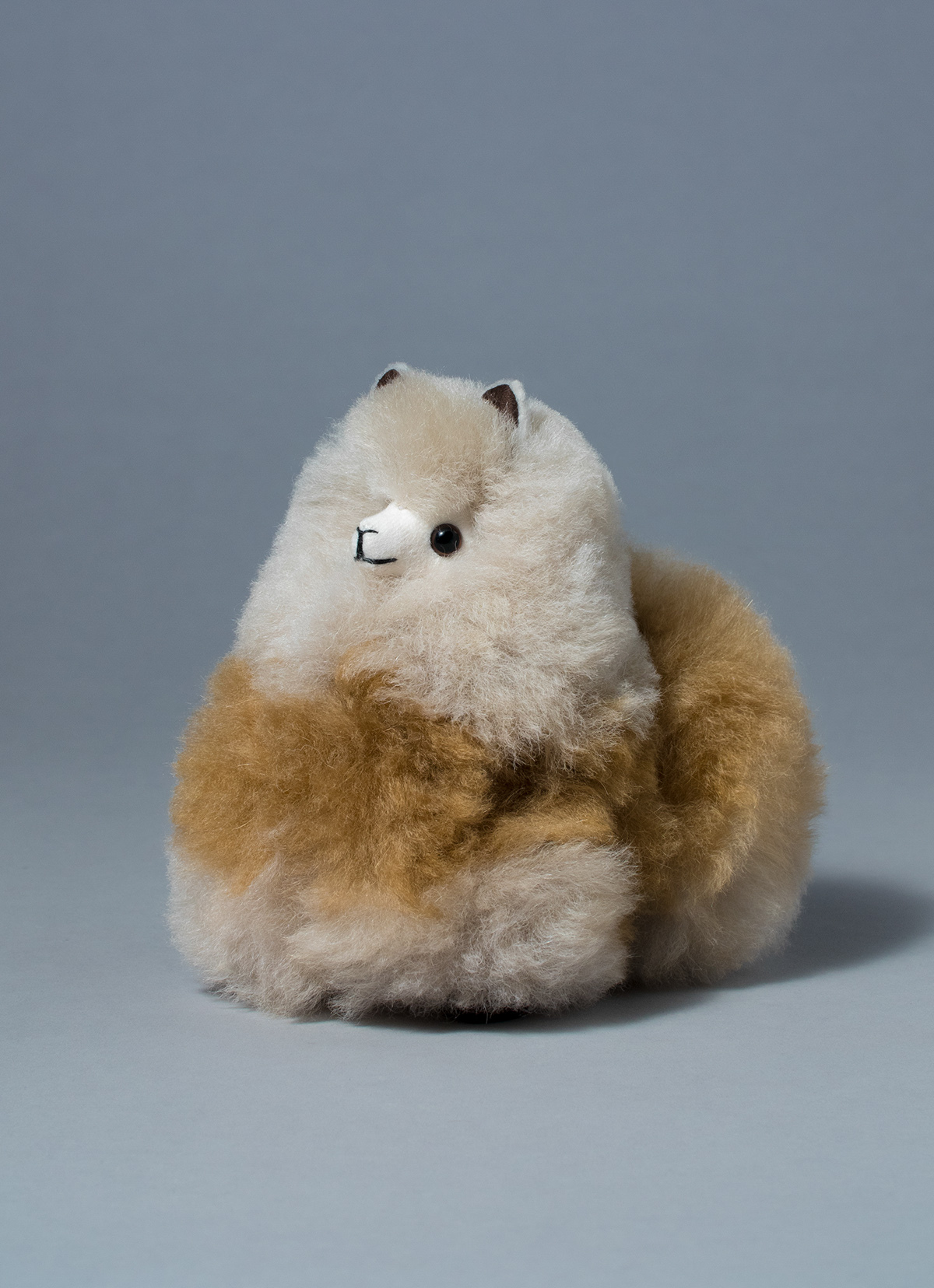 【秘魯國家館】ST.MALO 秘魯工匠手工原生羊駝毛仿真羊駝家飾娃娃15CM-2187UA-鹿角金木