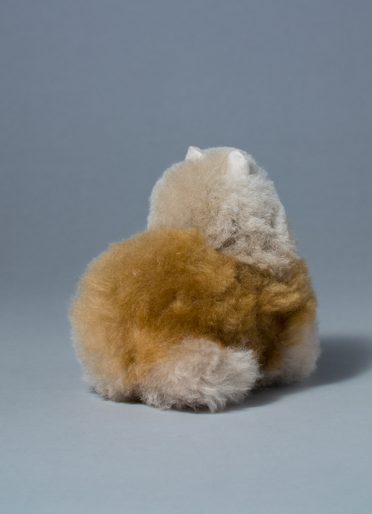 【秘魯國家館】ST.MALO 秘魯工匠手工原生羊駝毛仿真羊駝家飾娃娃15CM-2187UA-鹿角金木
