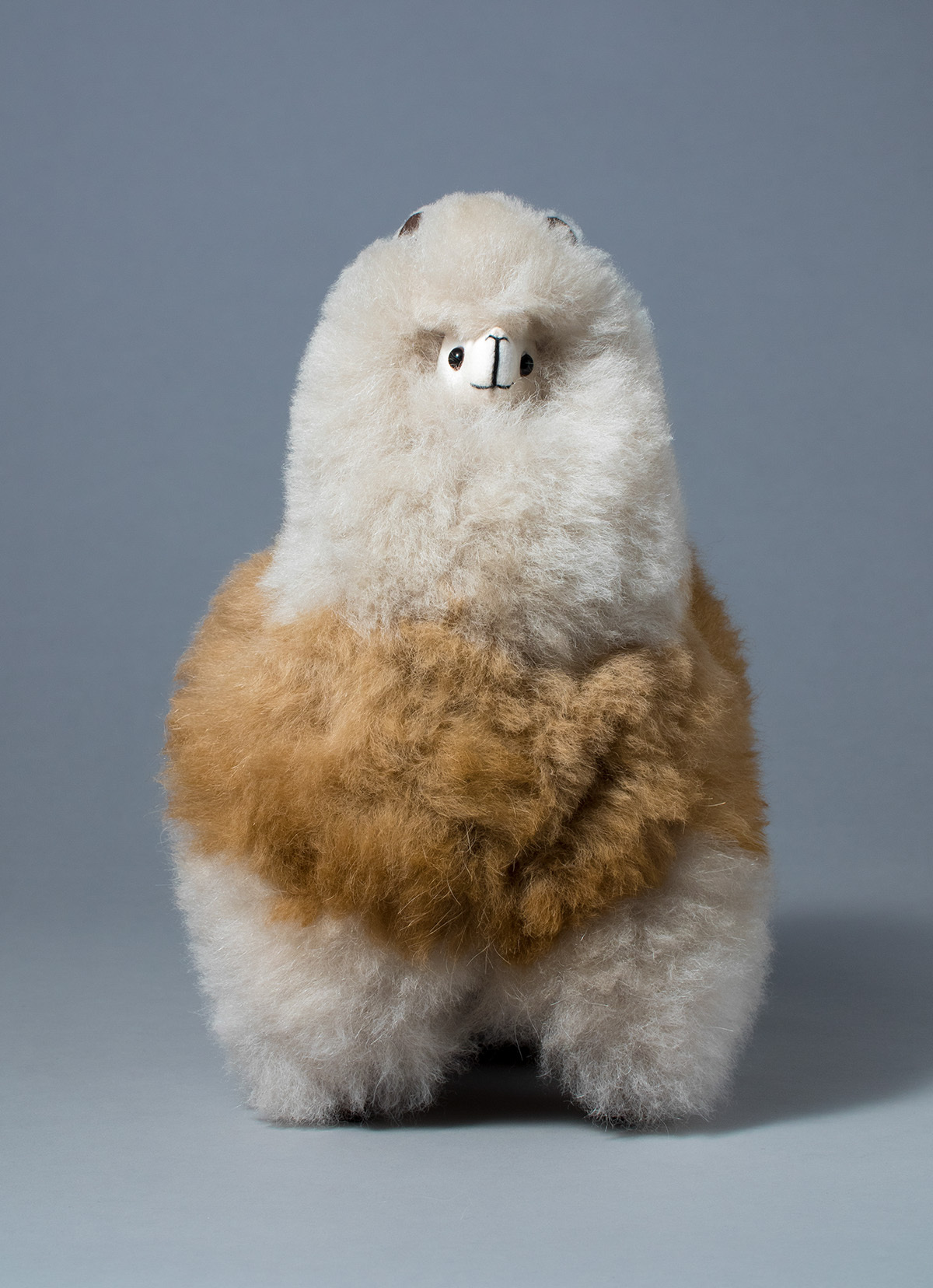 【秘魯國家館】ST.MALO 秘魯工匠手工原生羊駝毛仿真羊駝家飾娃娃32CM-2065UH-鹿角金木