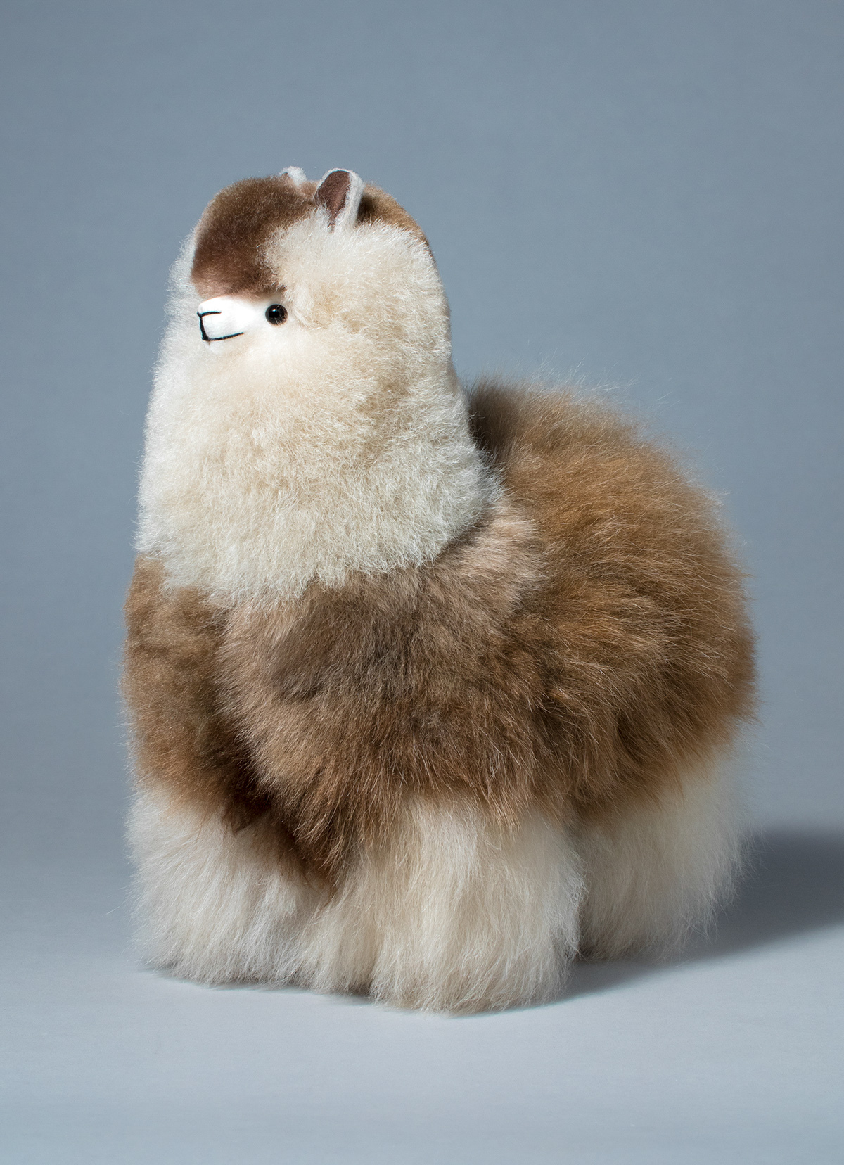 【秘魯國家館】ST.MALO 秘魯工匠手工原生羊駝毛仿真羊駝家飾娃娃32CM-2065UH-冬日松果