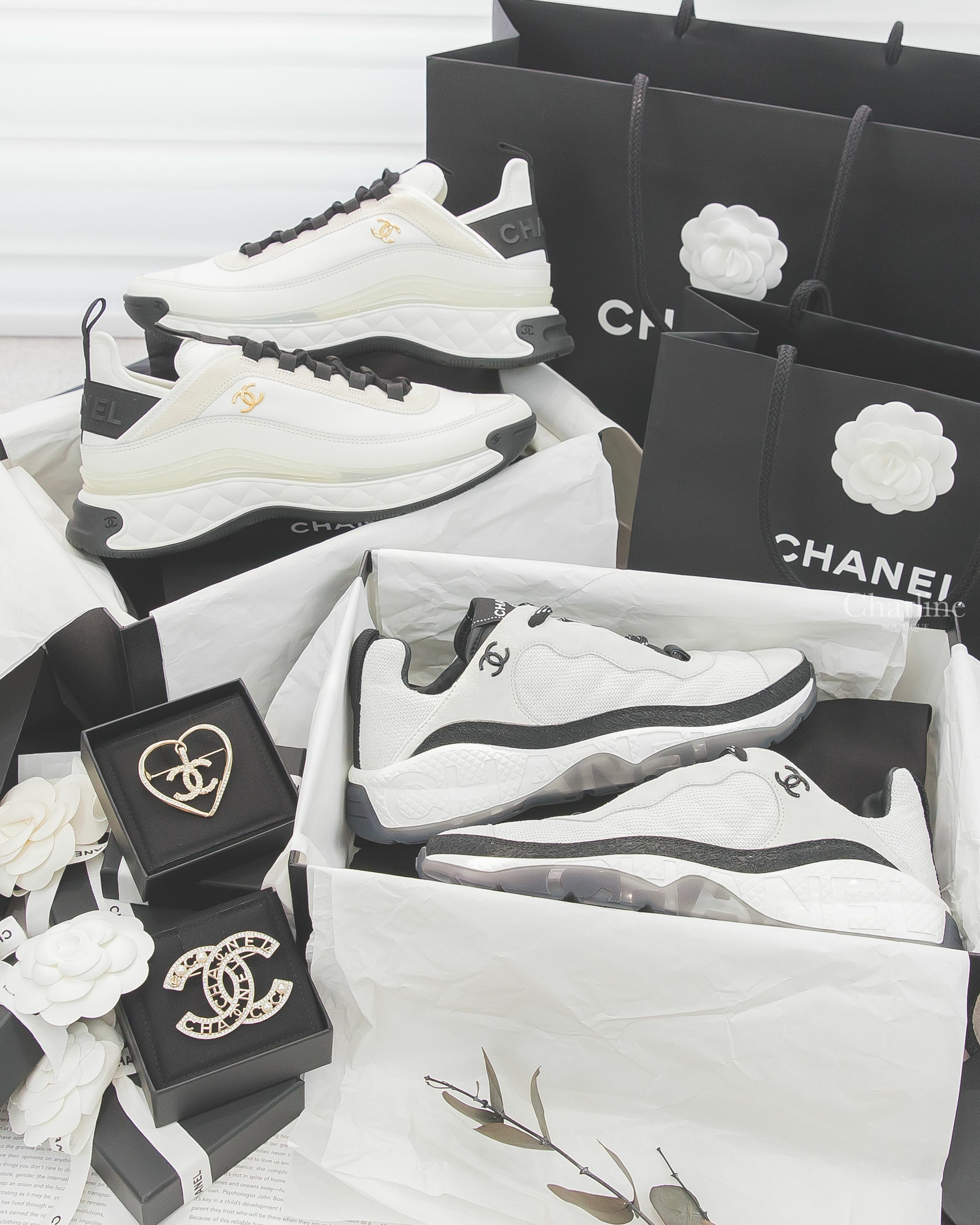 Chanel 白色布紋拼象牙白麂皮黑色CC運動鞋,Chanel 象牙白金CC內增高絨布小牛皮運動鞋,Chanel 金色字母CC墜飾水鑽愛心胸針,Chanel 金色CC珍珠字母簍空水鑽滾邊胸針-Charline Boutique 精品代購