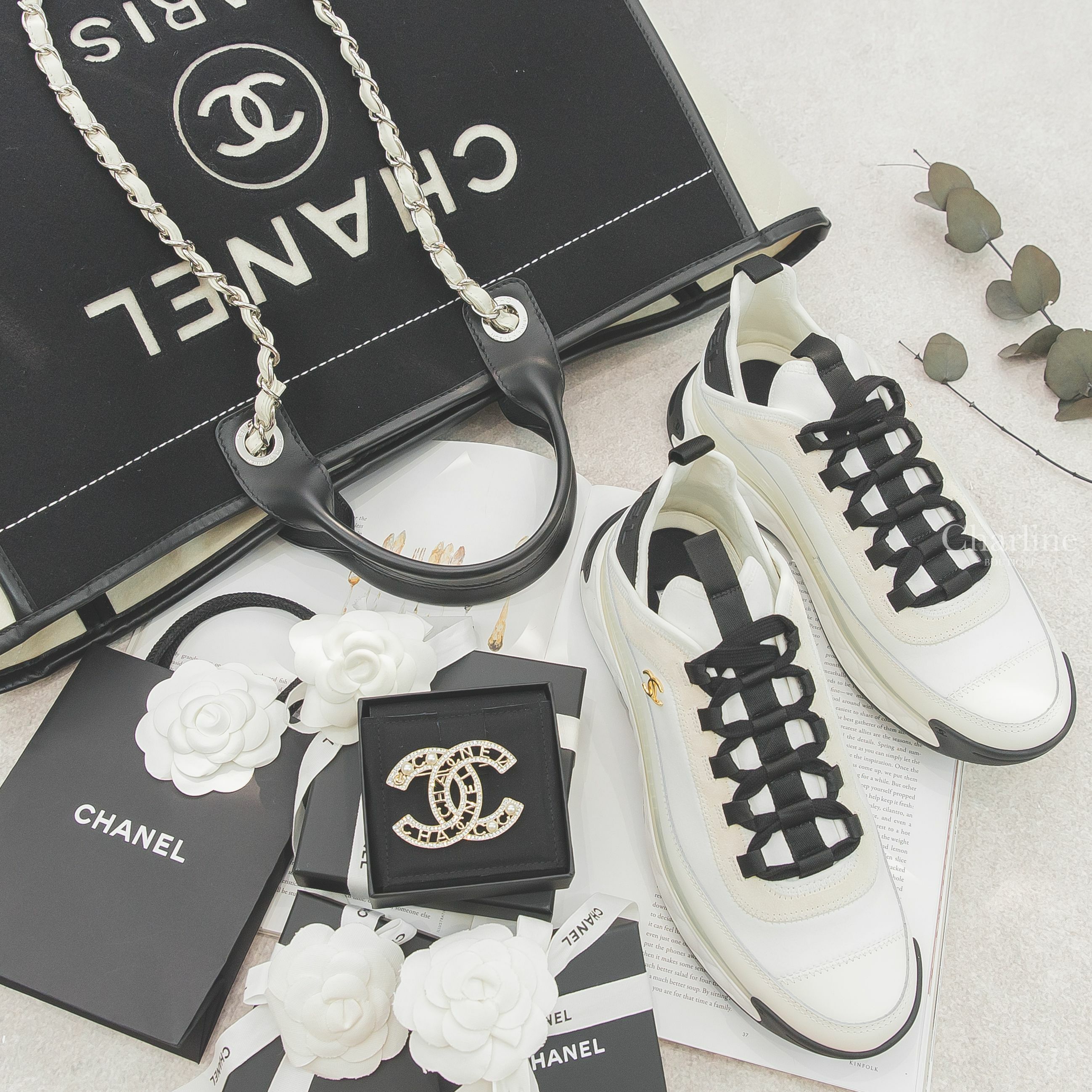 Chanel Shopping Bag 黑底白字羊毛毛氈牛皮提把銀鍊大型托特包,Chanel Brooch 金色CC珍珠字母簍空水鑽滾邊胸針,Chanel Trainers 象牙白金CC絨布小牛皮運動鞋-Charline Boutique 精品代購