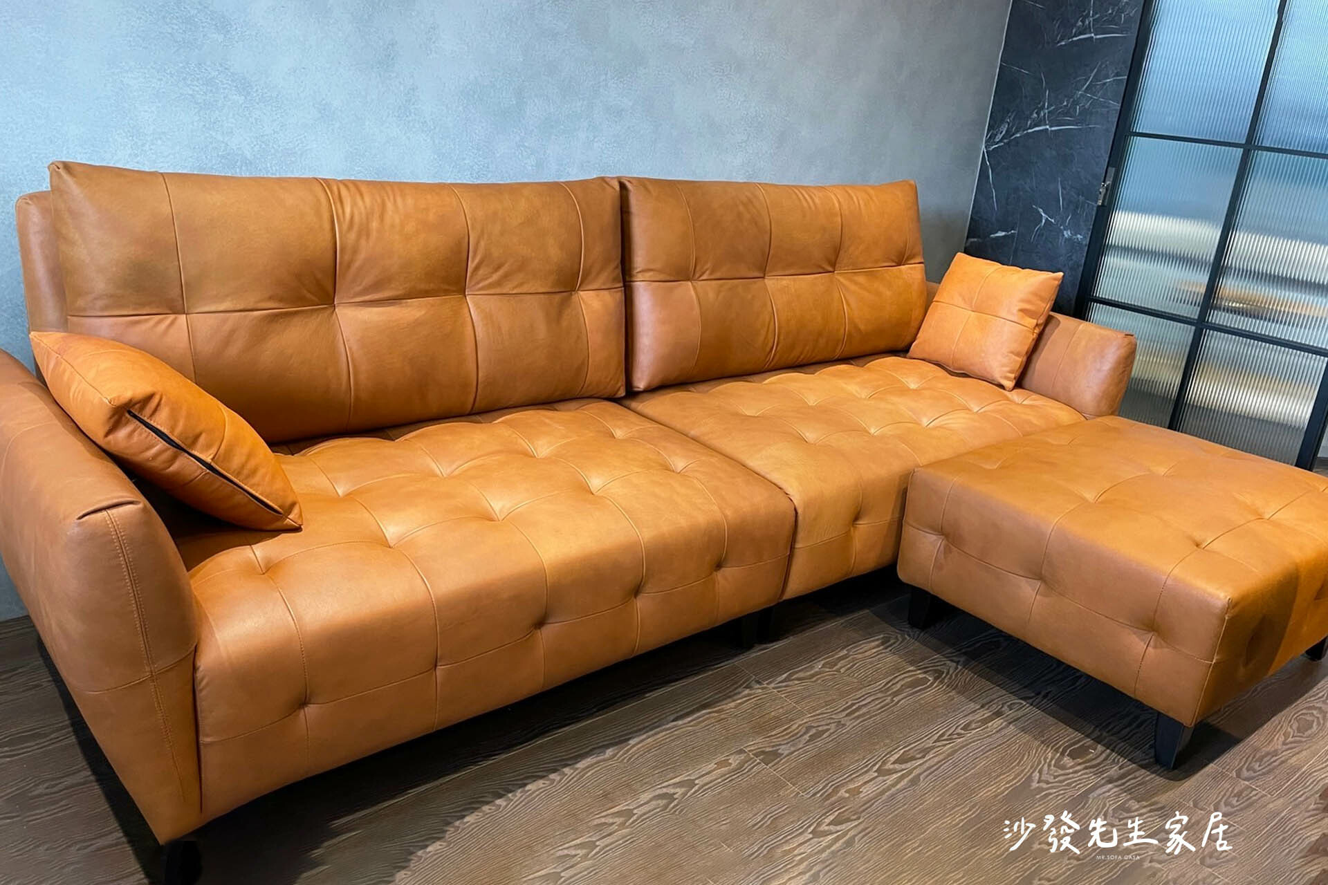 多芬沙發展露皮革的典雅質感，牛皮材質採用透氣良好的NAPPA小牛皮