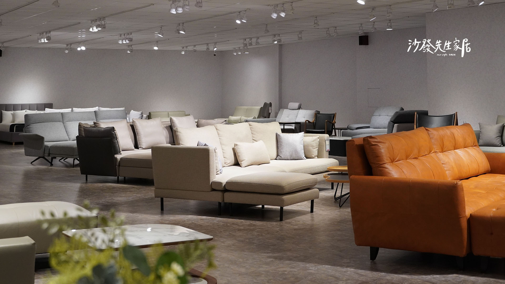 6500沙發可以做出三人沙發、雙人沙發及單人椅，符合傳統的3+2+1擺法