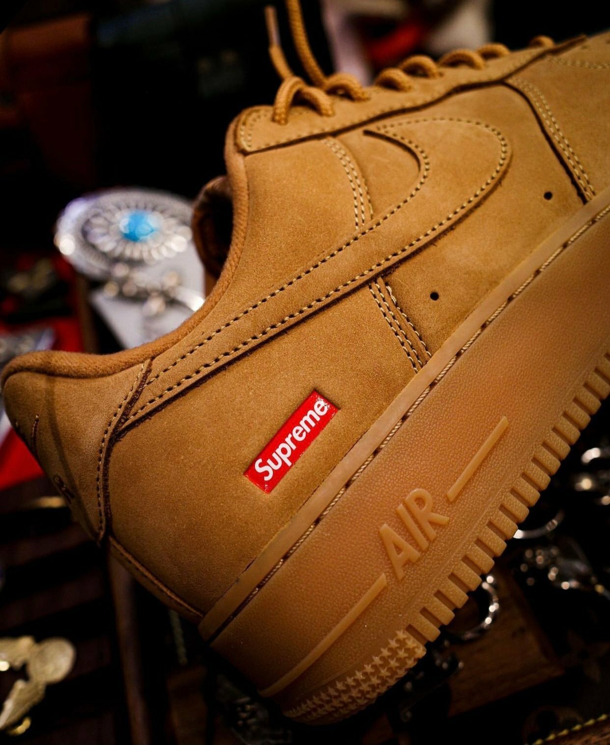 Supreme × Nike Air Force 1 Low “Flax” 小麥麂皮