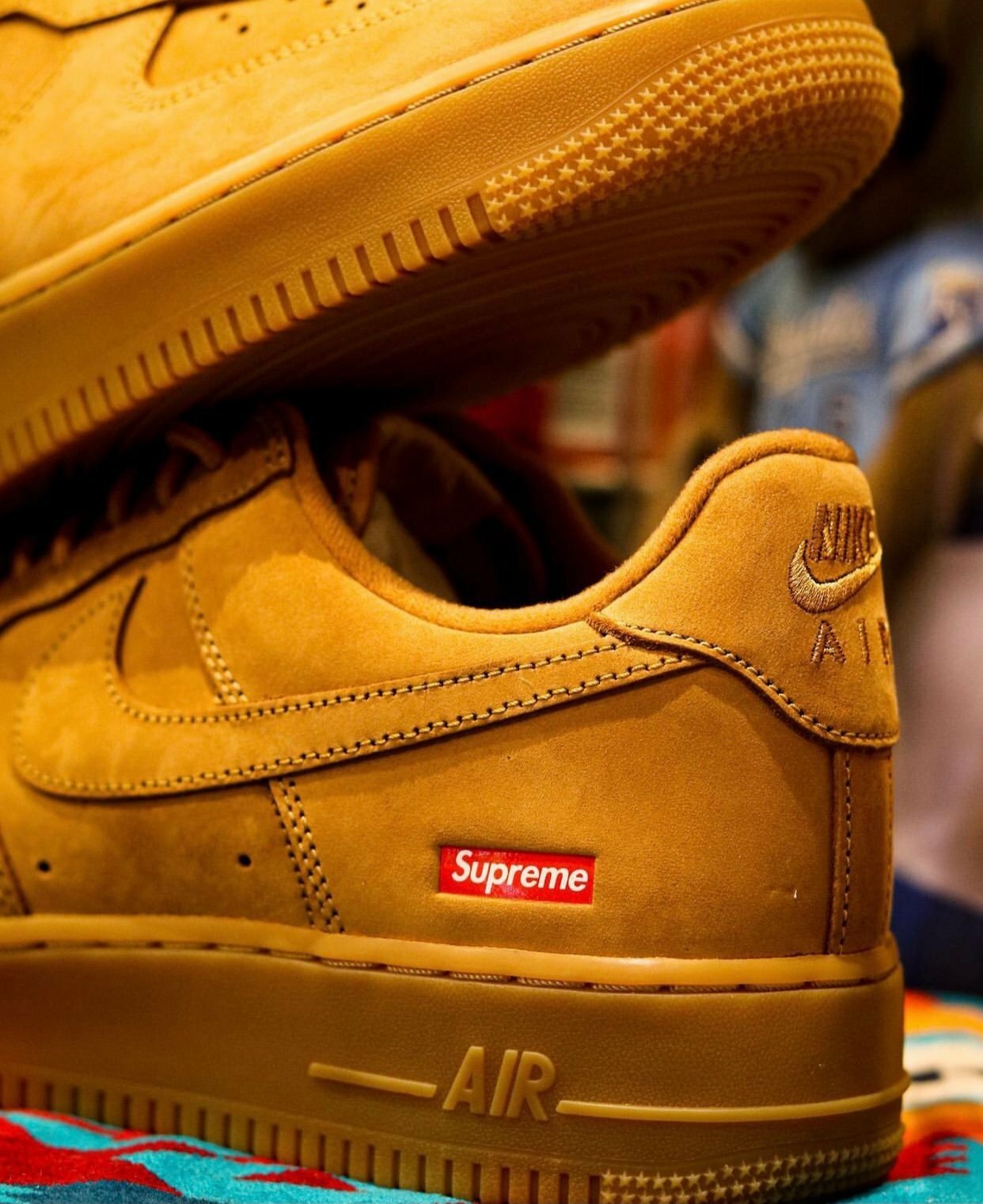 Supreme × Nike Air Force 1 Low “Flax” 小麥麂皮