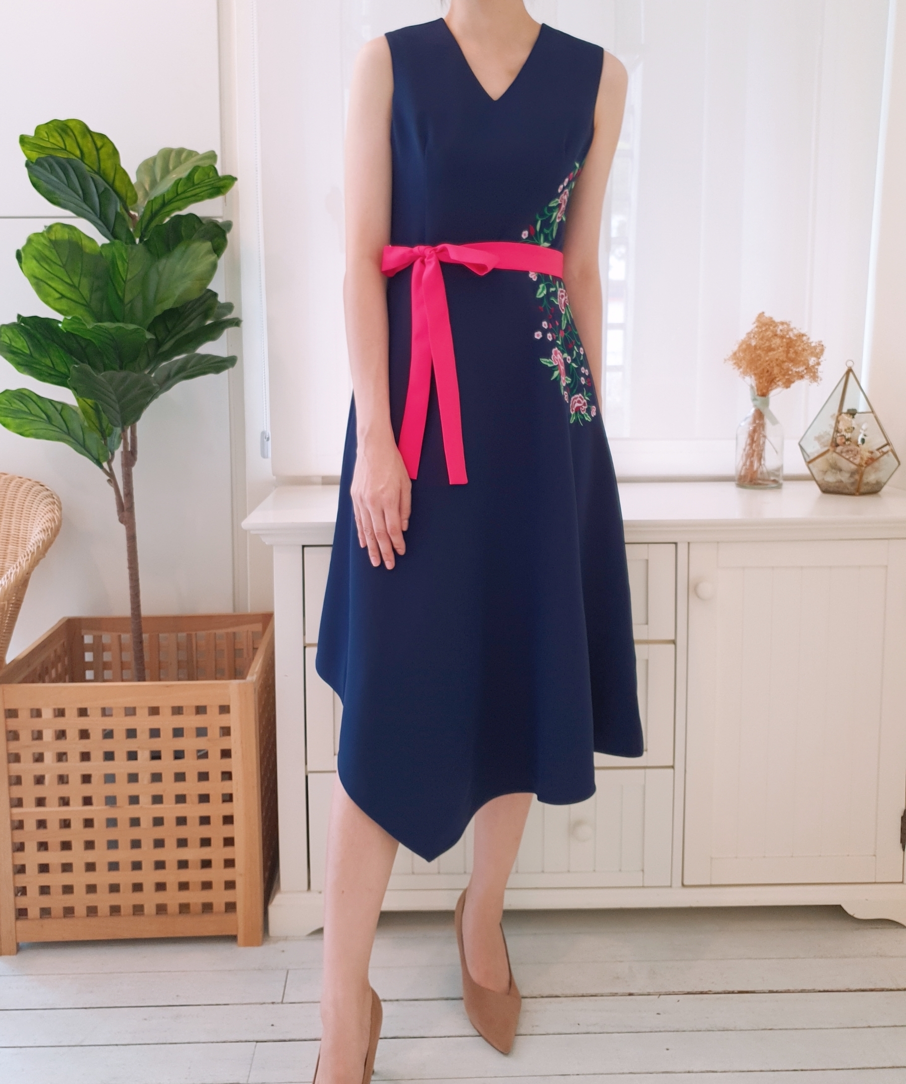 V NECK EMBROIDERY FLORAL FLARE DRESS