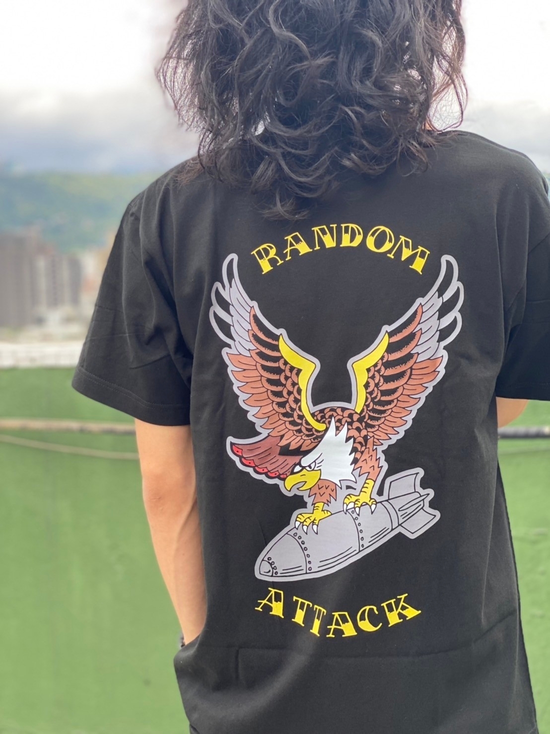 【隨性Random】攻勢彩圖TEE（黑）