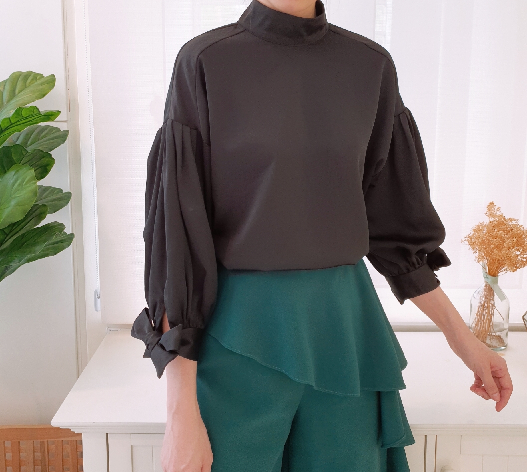MOCK NECK RIBBON SLEEVE BLOUSE