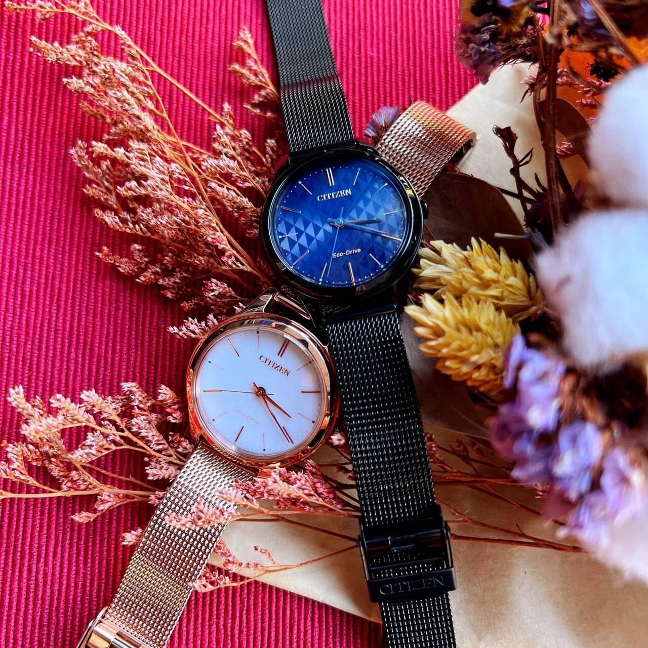 【CITIZEN 星辰】Lady's系列 天鵝菱格紋面米蘭帶女錶 EM0505-88L 黑天鵝 /EM0508-80A 粉天鵝  32mm 現代鐘錶