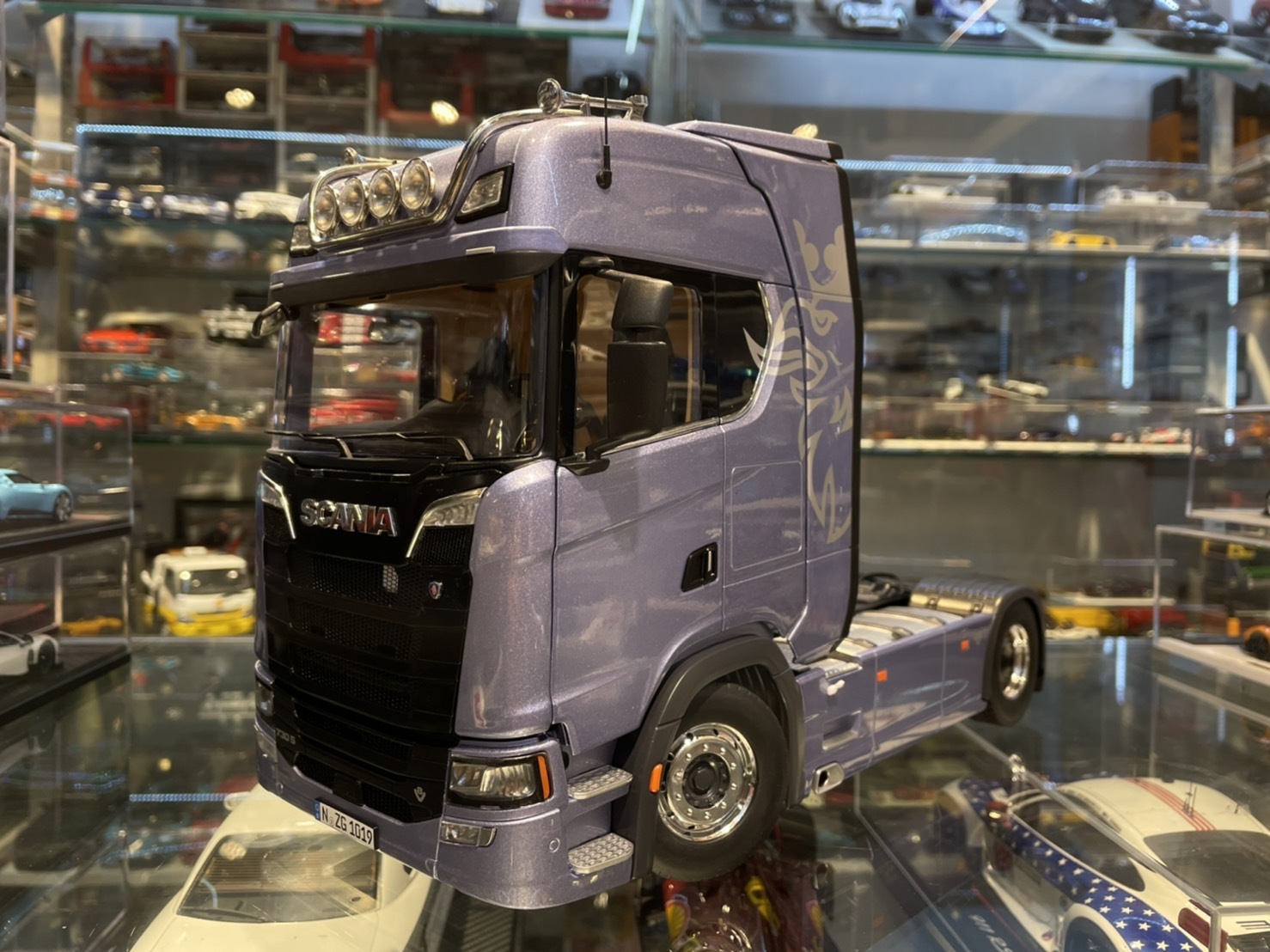 Scania V8 730S 4x2 grau mit Dekor - NZG 1:18 – eurotransport