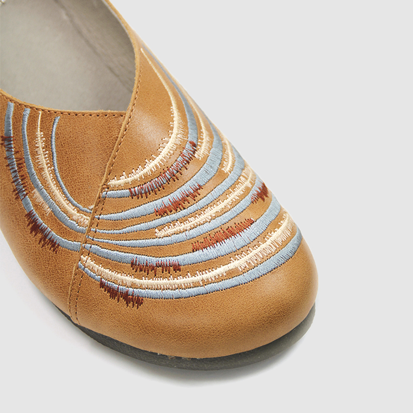 刺繡散步鞋｜甘樂中 (焦糖棕)