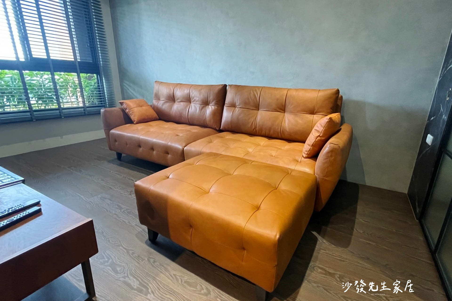 多芬沙發採用國外頂級NAPPA小牛皮，皮革柔軟滑順、透氣清爽