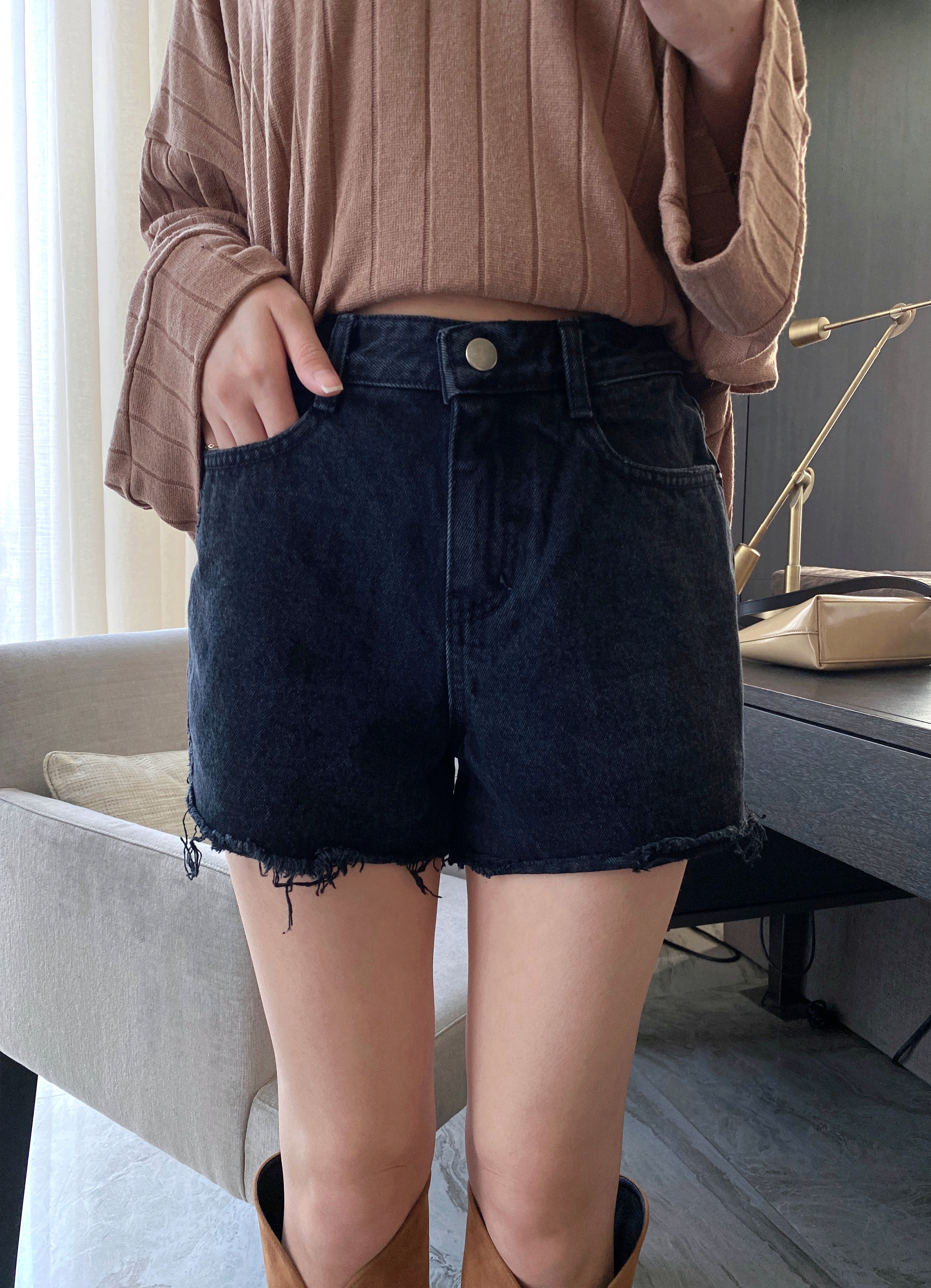 超強顯瘦版型炭黑牛仔短褲