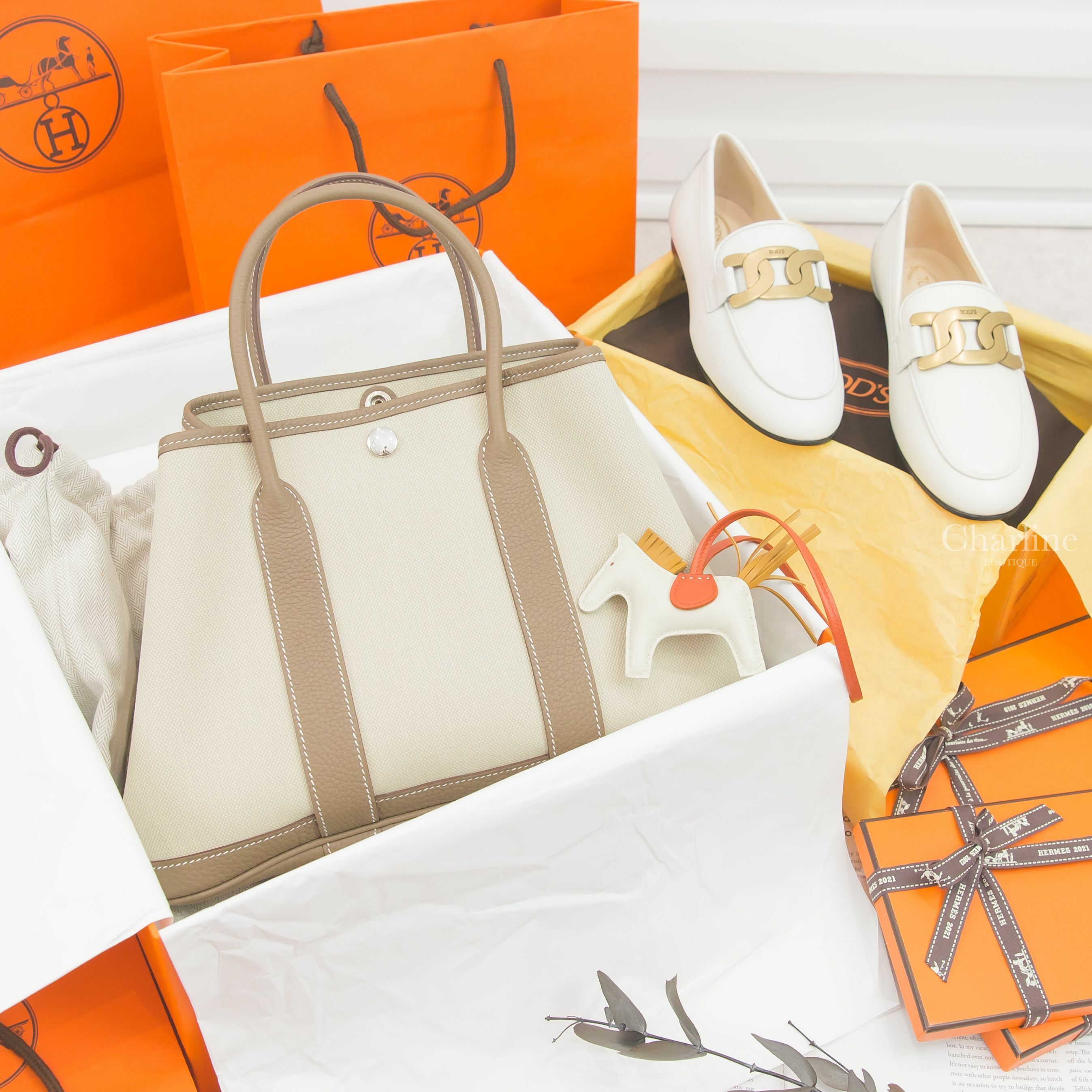 Hermès Garden Party 30cm 冰川灰帆布拼大象灰皮革肩背包,Hermès Horse Charm PM 奶昔白小馬吊飾,Tod's Kate Loafers 白色皮革金色鍊條平底樂福鞋-Charline Boutique 精品代購