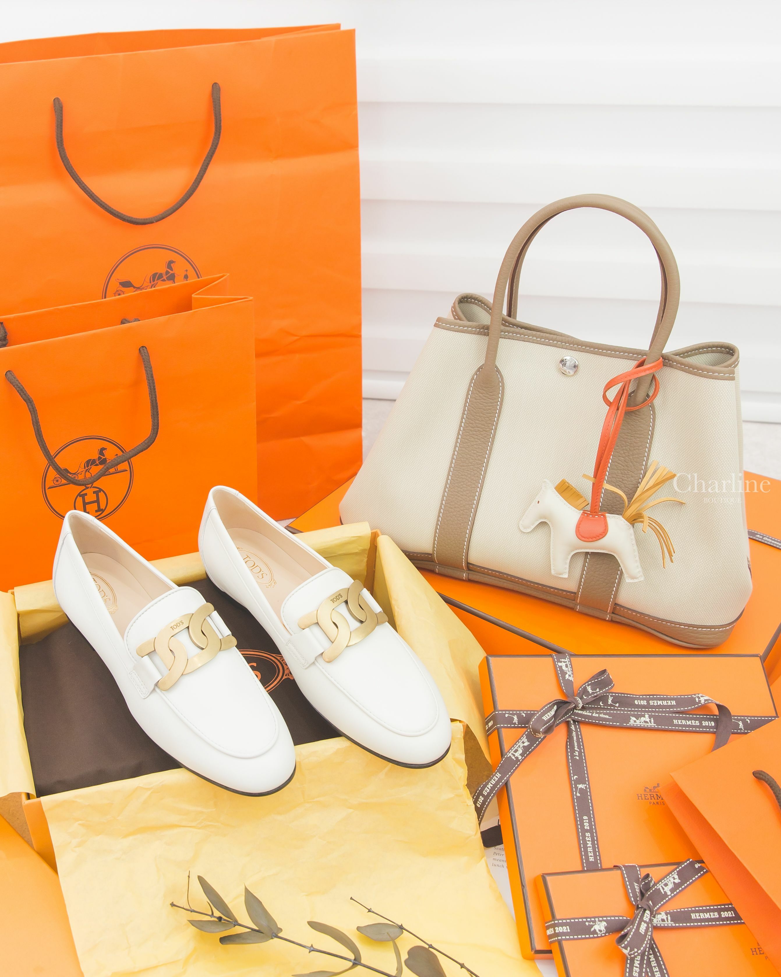 Hermès Garden Party 30cm 冰川灰帆布拼大象灰皮革肩背包,Hermès Horse Charm PM 奶昔白小馬吊飾,Tod's Kate Loafers 白色皮革金色鍊條平底樂福鞋-Charline Boutique 精品代購