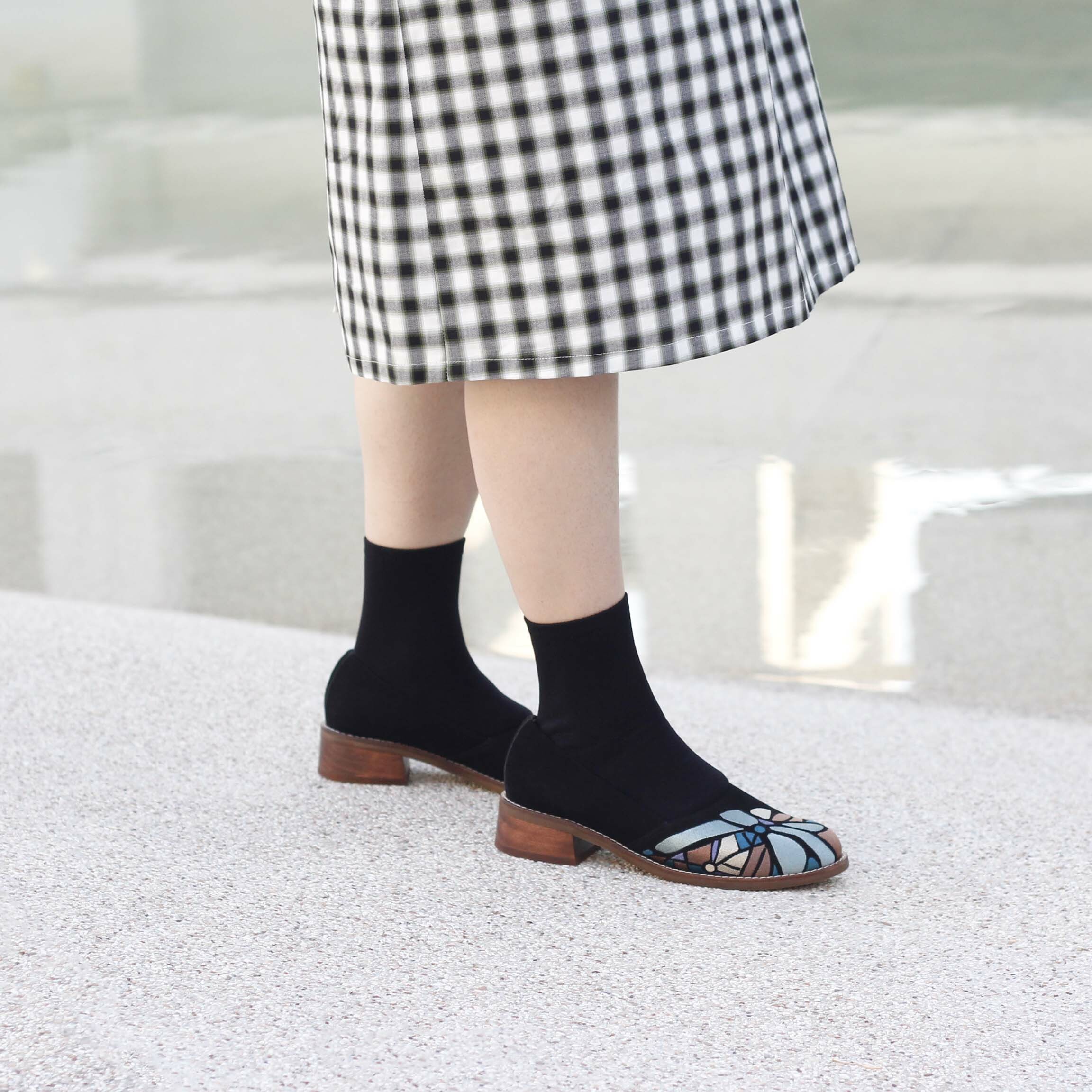 刺繡率性木跟鞋｜輿圖鞋 (絨黑)