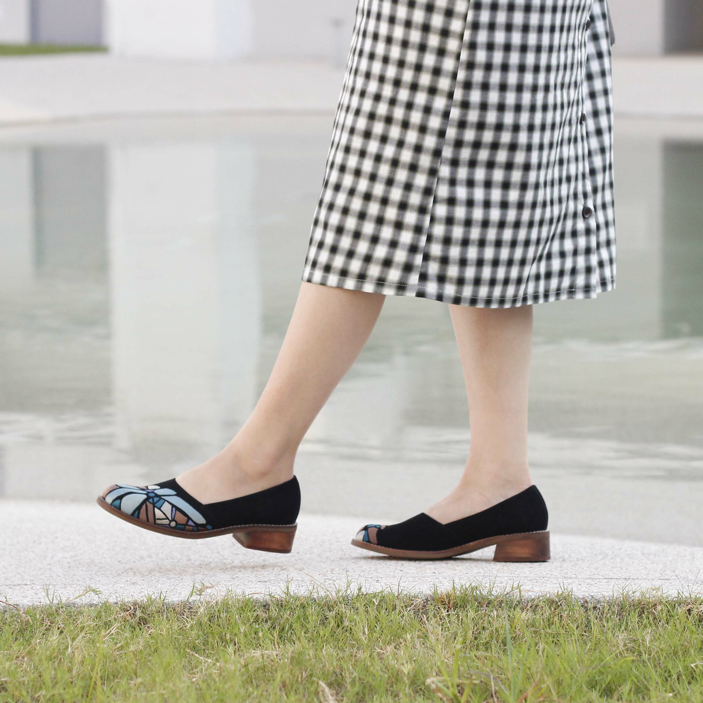 刺繡率性木跟鞋｜輿圖鞋 (絨黑)