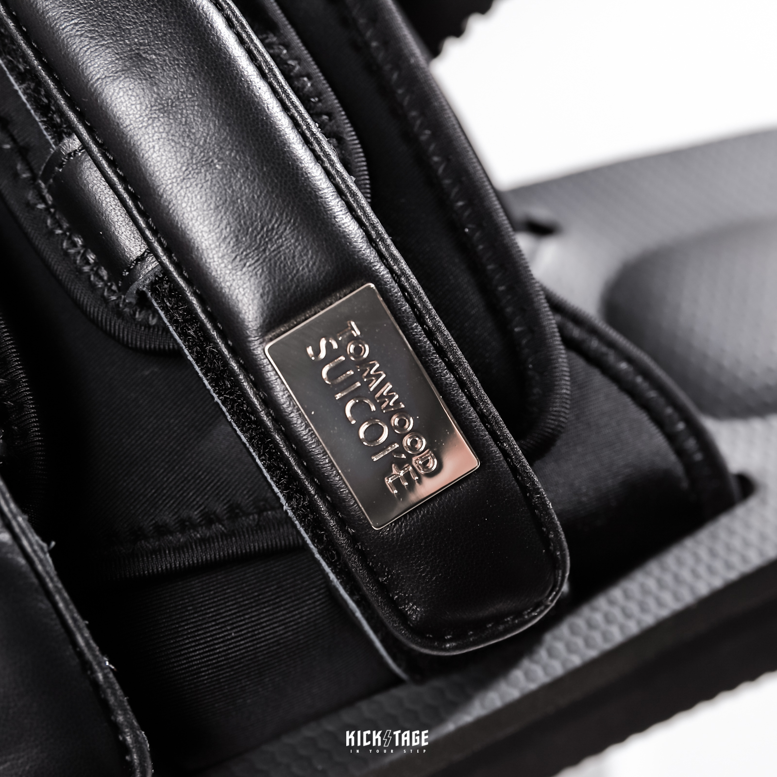 [出清商品售出無退換] SUICOKE MOTO x TOM WOOD OG-056VTW 黑色 聯名款 金標 銀標 皮革 Vibram 黃金大底 拖鞋【SK056VTWBK】