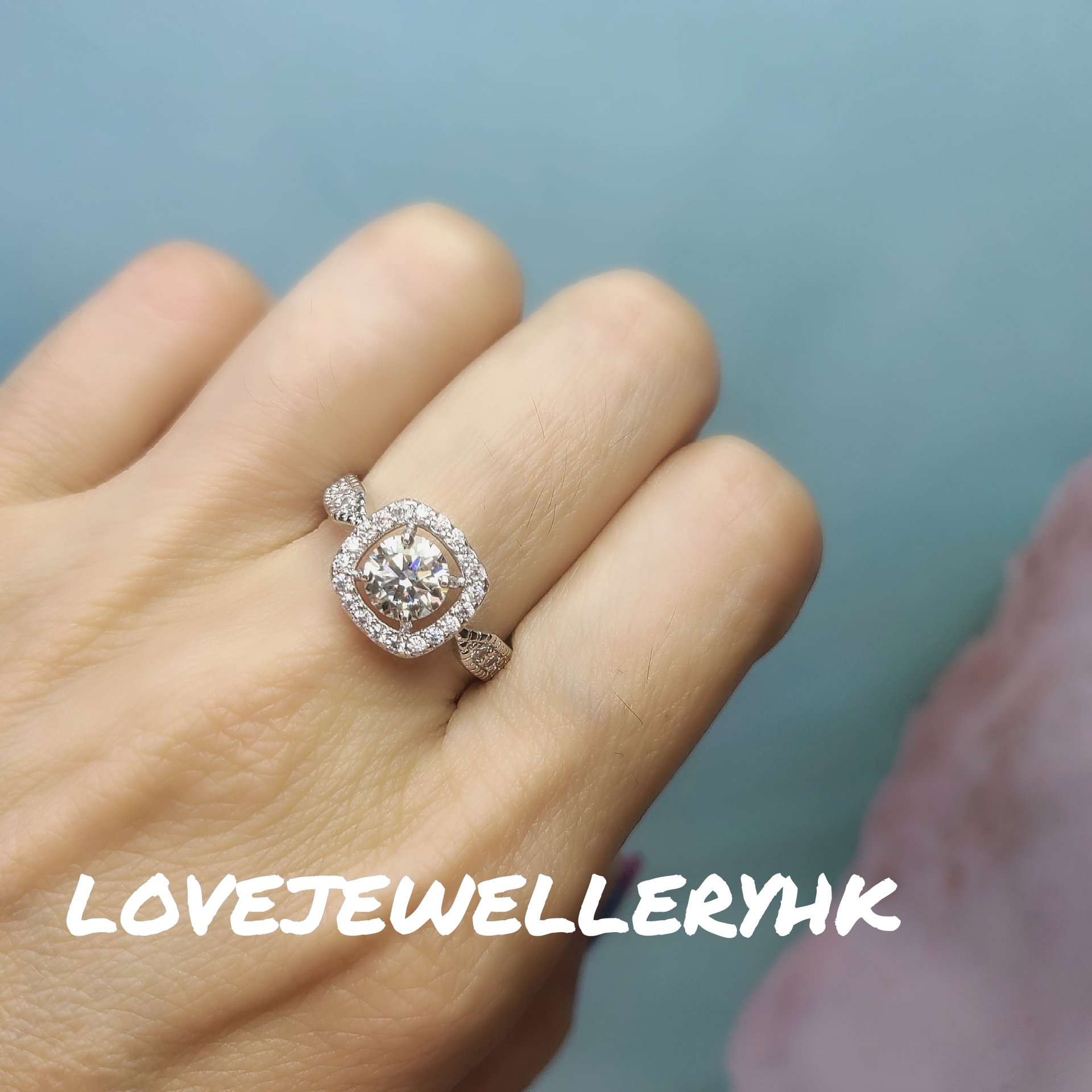 1卡圓莫桑鑽方包揸腰臂戒指R1C006