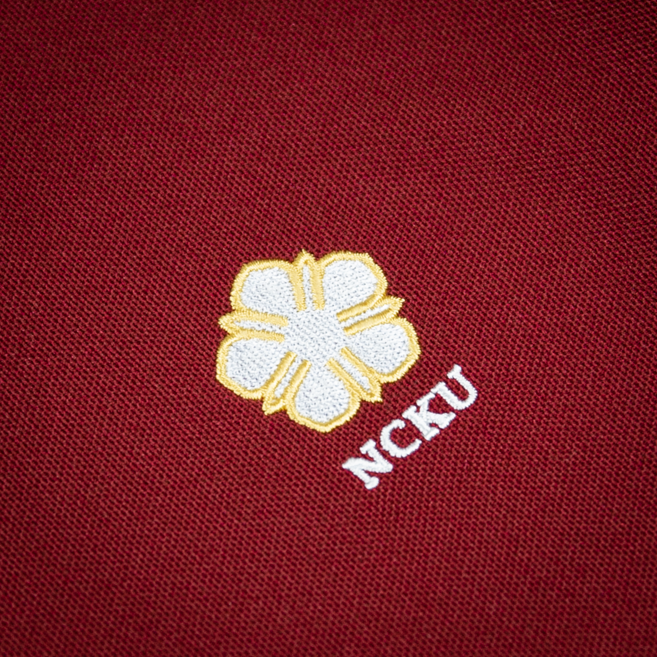 United Athle® 成功大學 NCKU 4.7 oz 高機能網眼 刺繡標章 POLO衫 (酒紅)