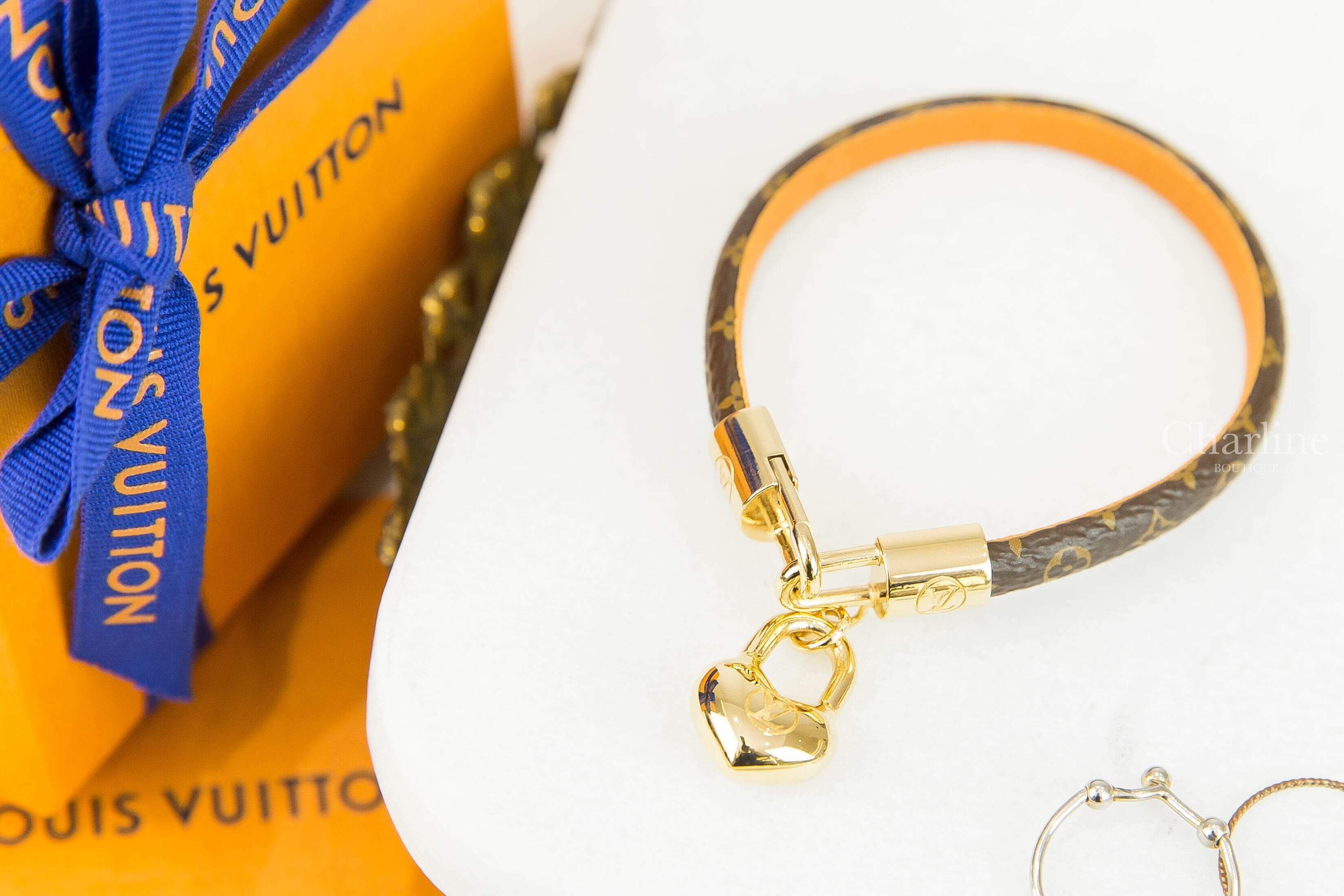 Louis Vuitton Crazy In Lock Bracelet 咖啡色老花帆布金色愛心墜飾手環-Charline Boutique 精品代購