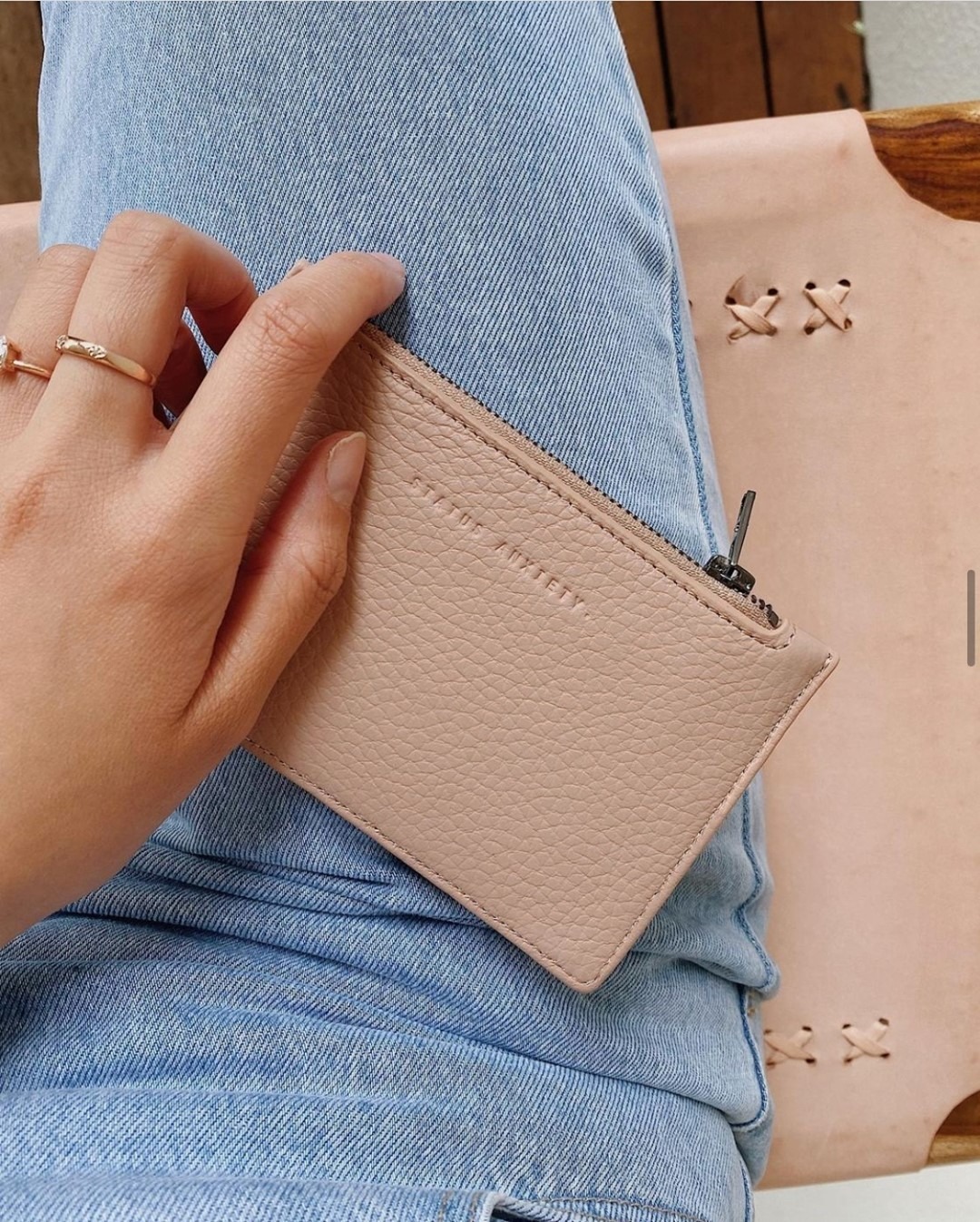 Status Anxiety. | AVOIDING THINGS 特薄卡夾零錢包（粉、綠、藍、黑、黑鱷魚）