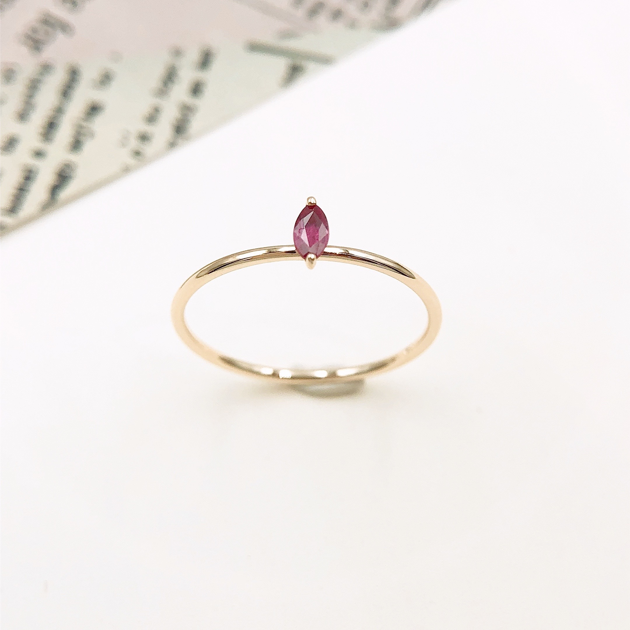 輕奢馬眼紅寶戒指