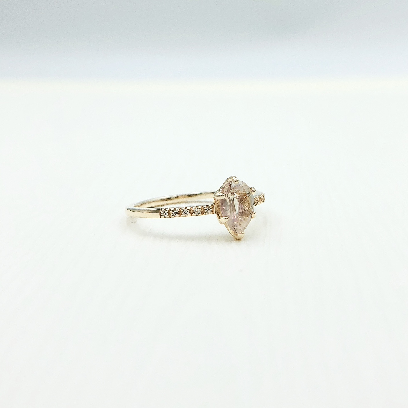 玫瑰拓帕石戒指