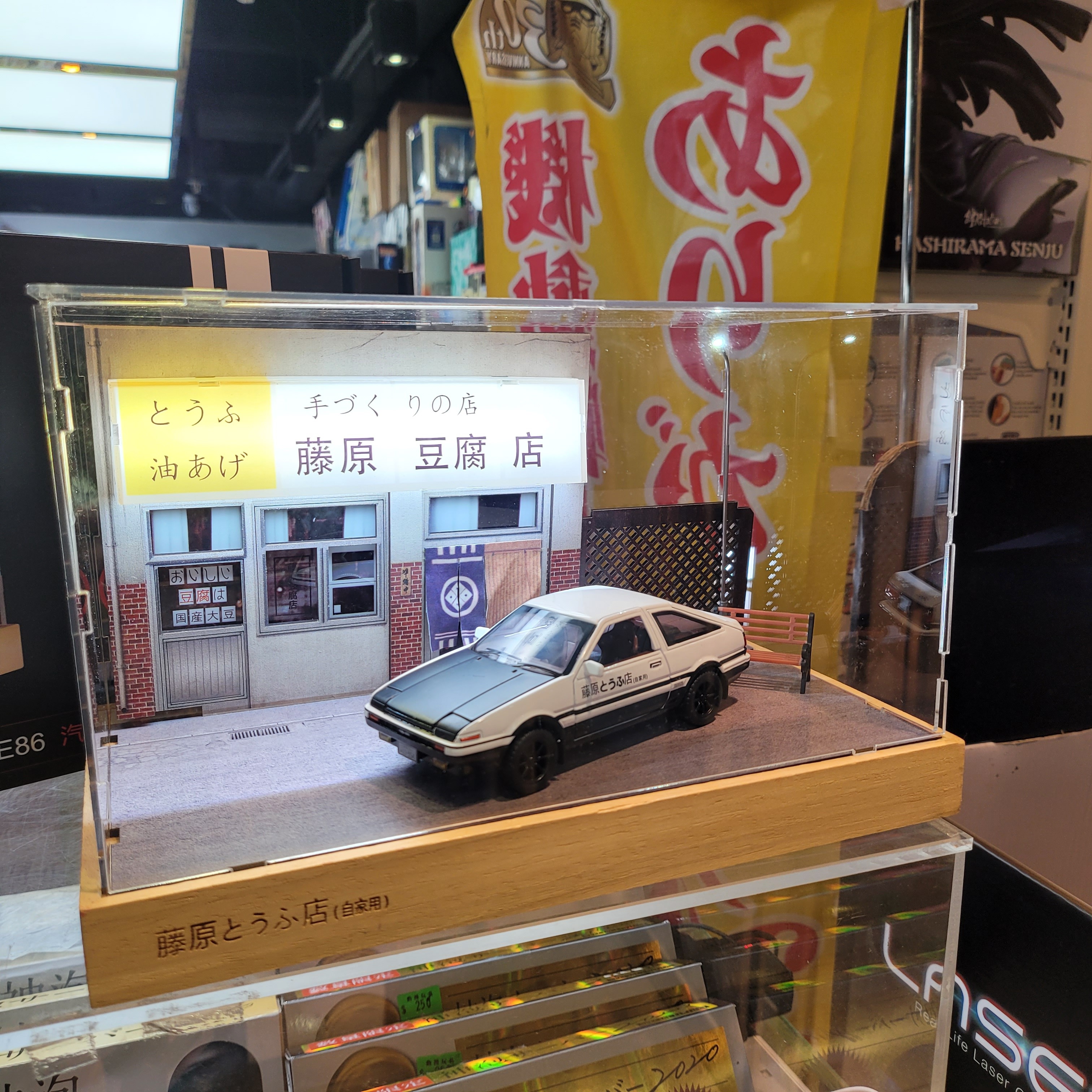 (罕有限定)  AE86 1:28 汽車模型 藤原豆腐店場景  (發光/發聲合金車 連 Led場景+ 原廠亞加力木座 show case)