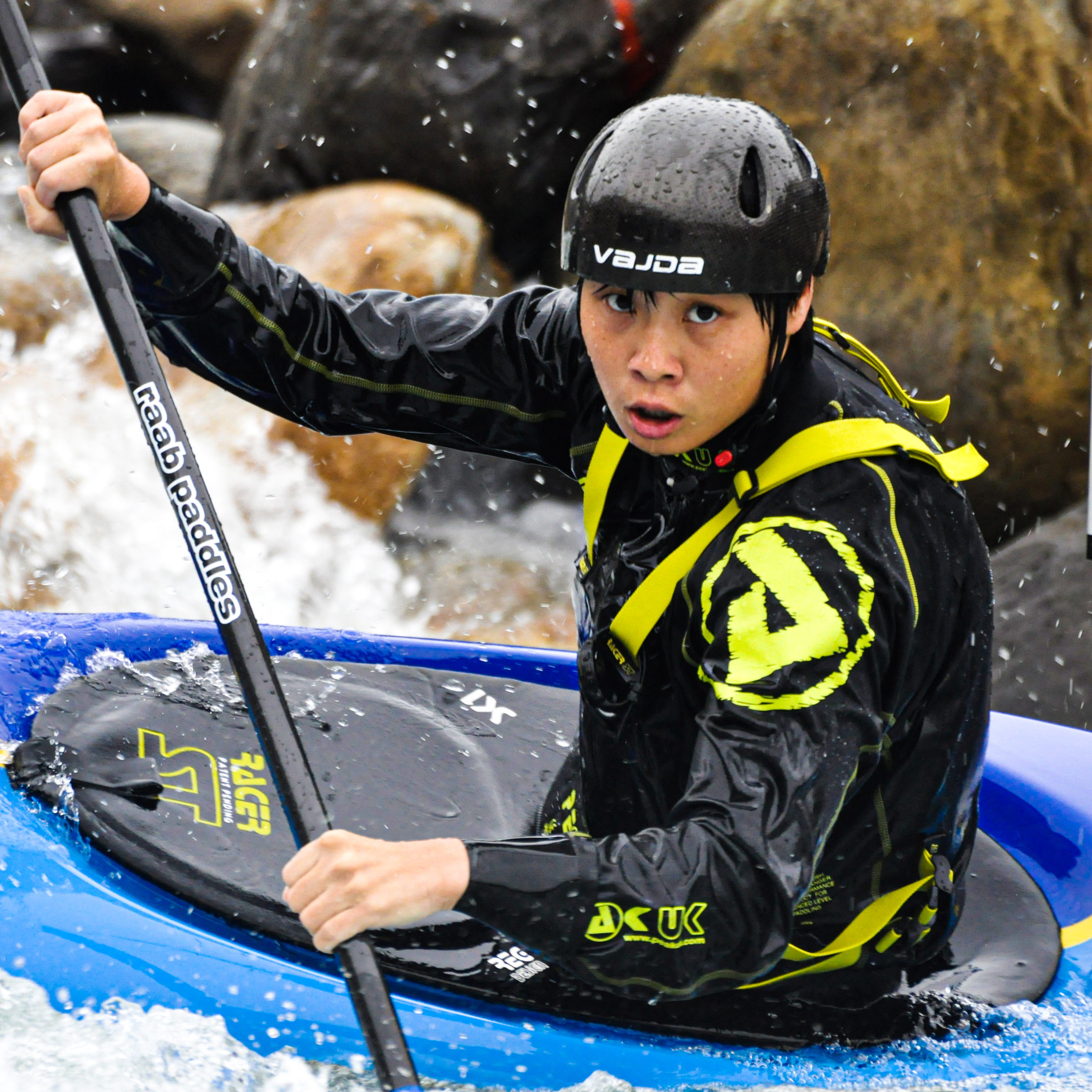 輕艇女將張筑涵，在激流中雙手持槳，眼神盯著前方