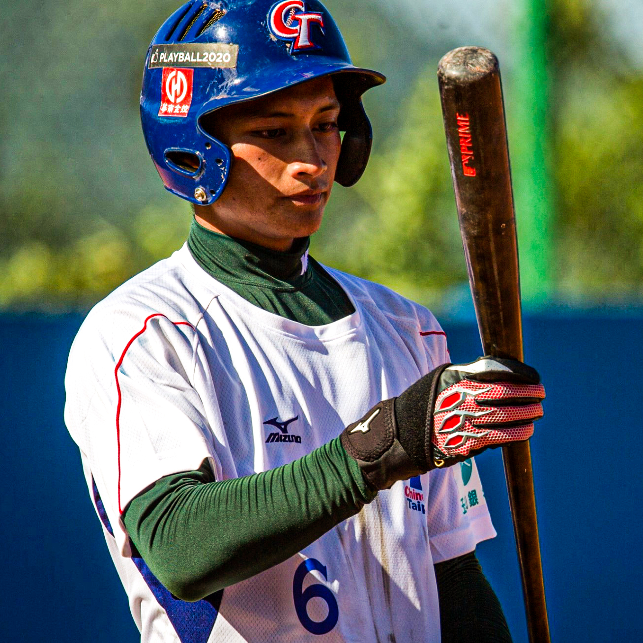 棒球選手馬傑森，右手拿著棒球棍，眼神看著球棍