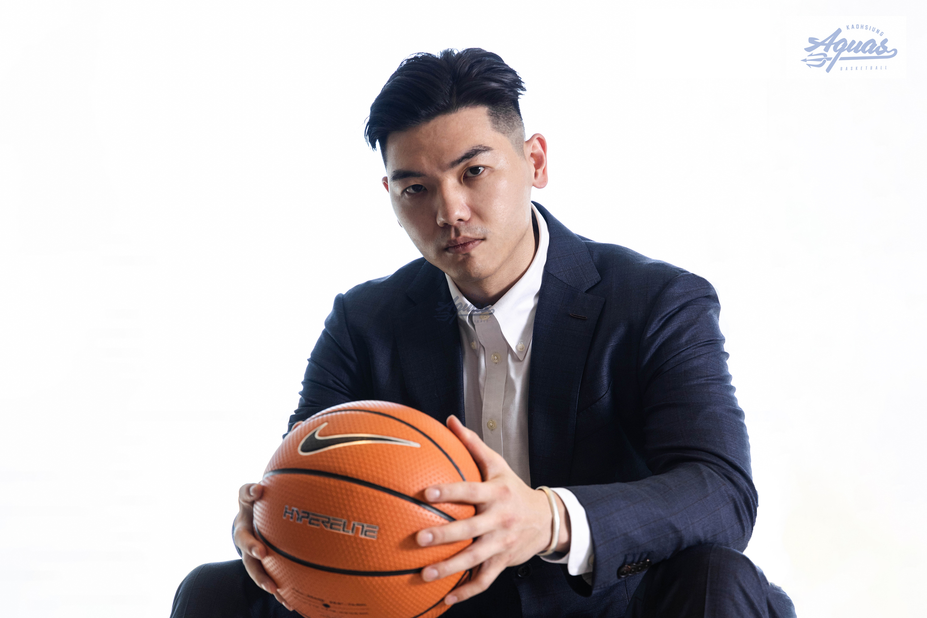 胡瓏貿拿著籃球，眼神盯著鏡頭
