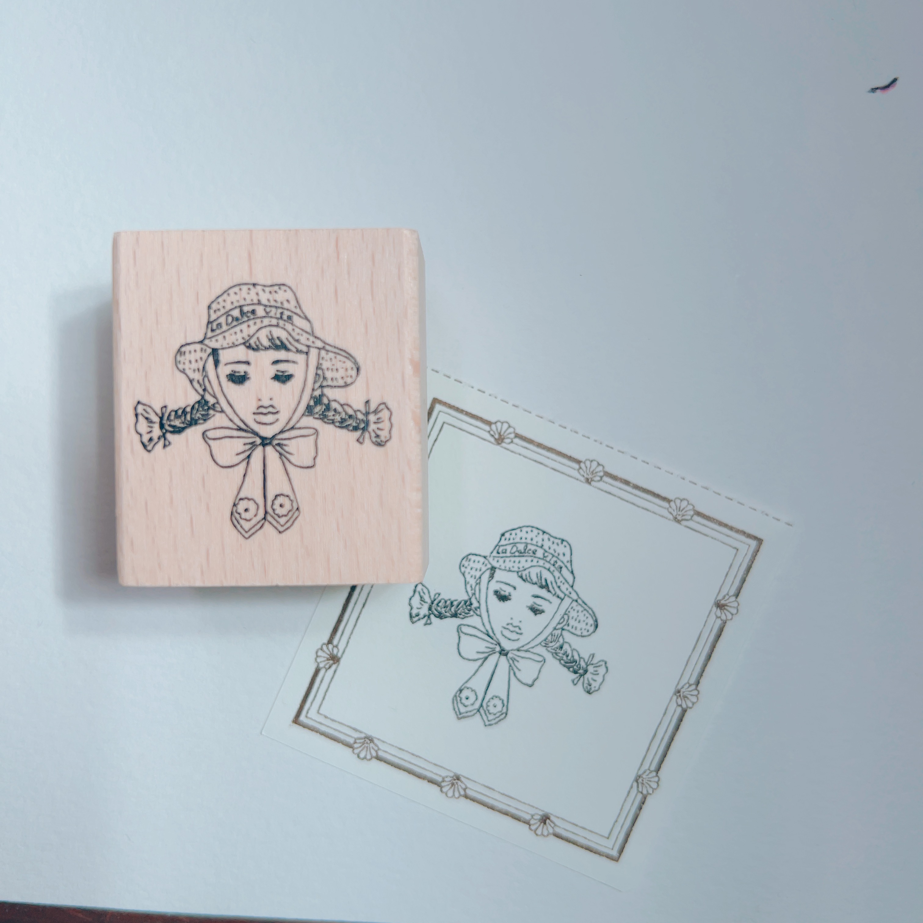 緞帶草帽女孩 櫸木印章|甜蜜生活