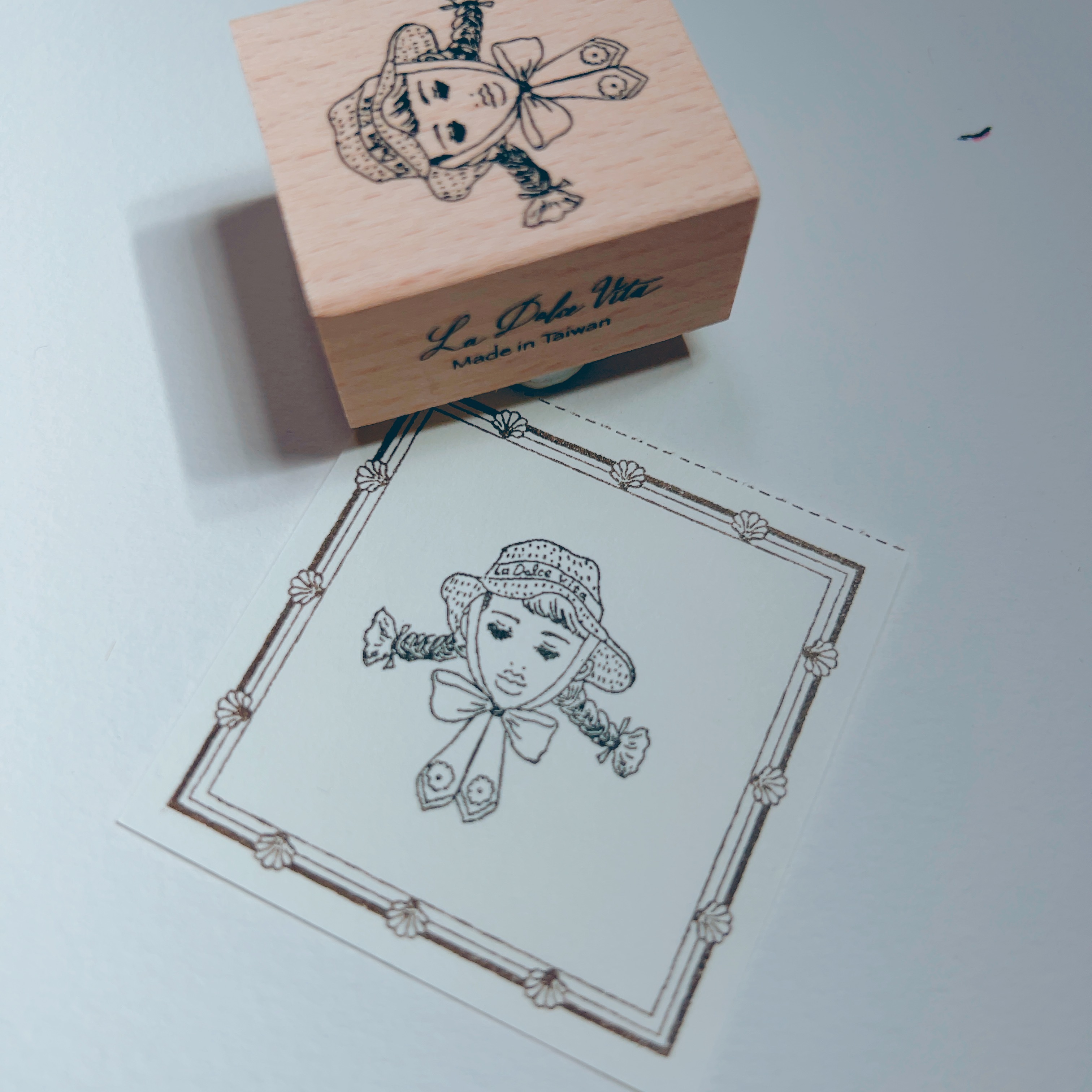 緞帶草帽女孩 櫸木印章|甜蜜生活