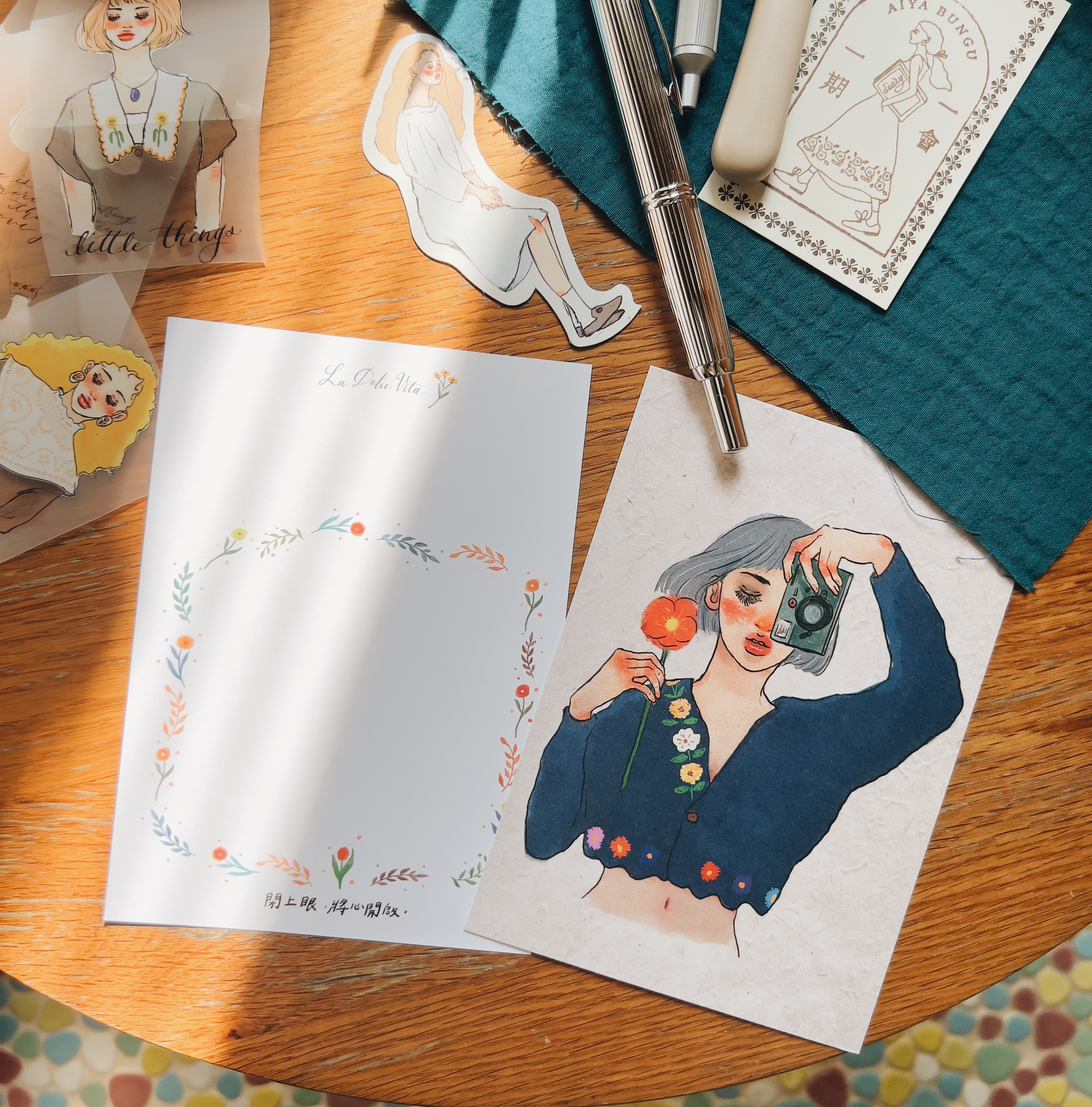 花田裡的攝影女孩 明信片|甜蜜生活