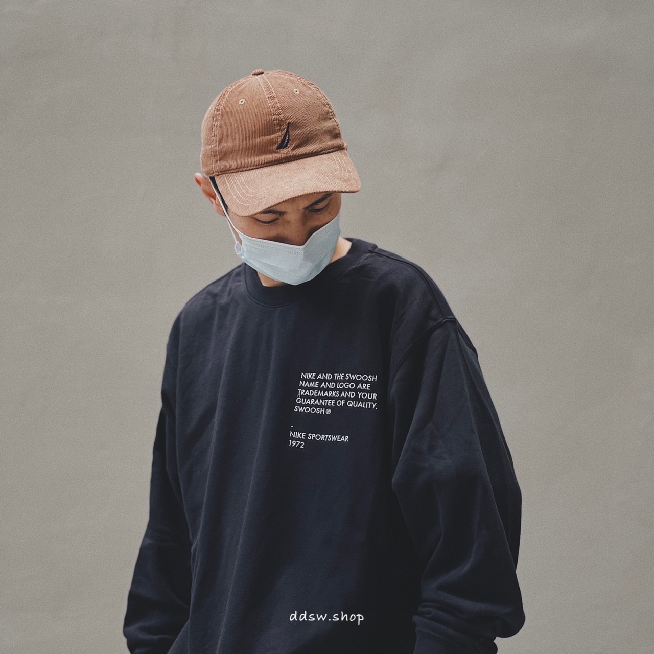 Nike Sportswear 串標 刺繡 標語 大學T 灰色 黑色