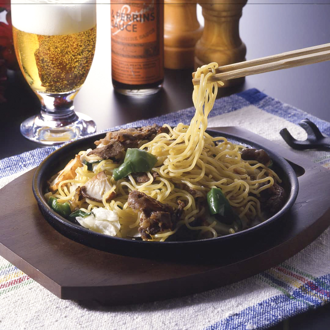 裝炒麵的黑色鐵盤